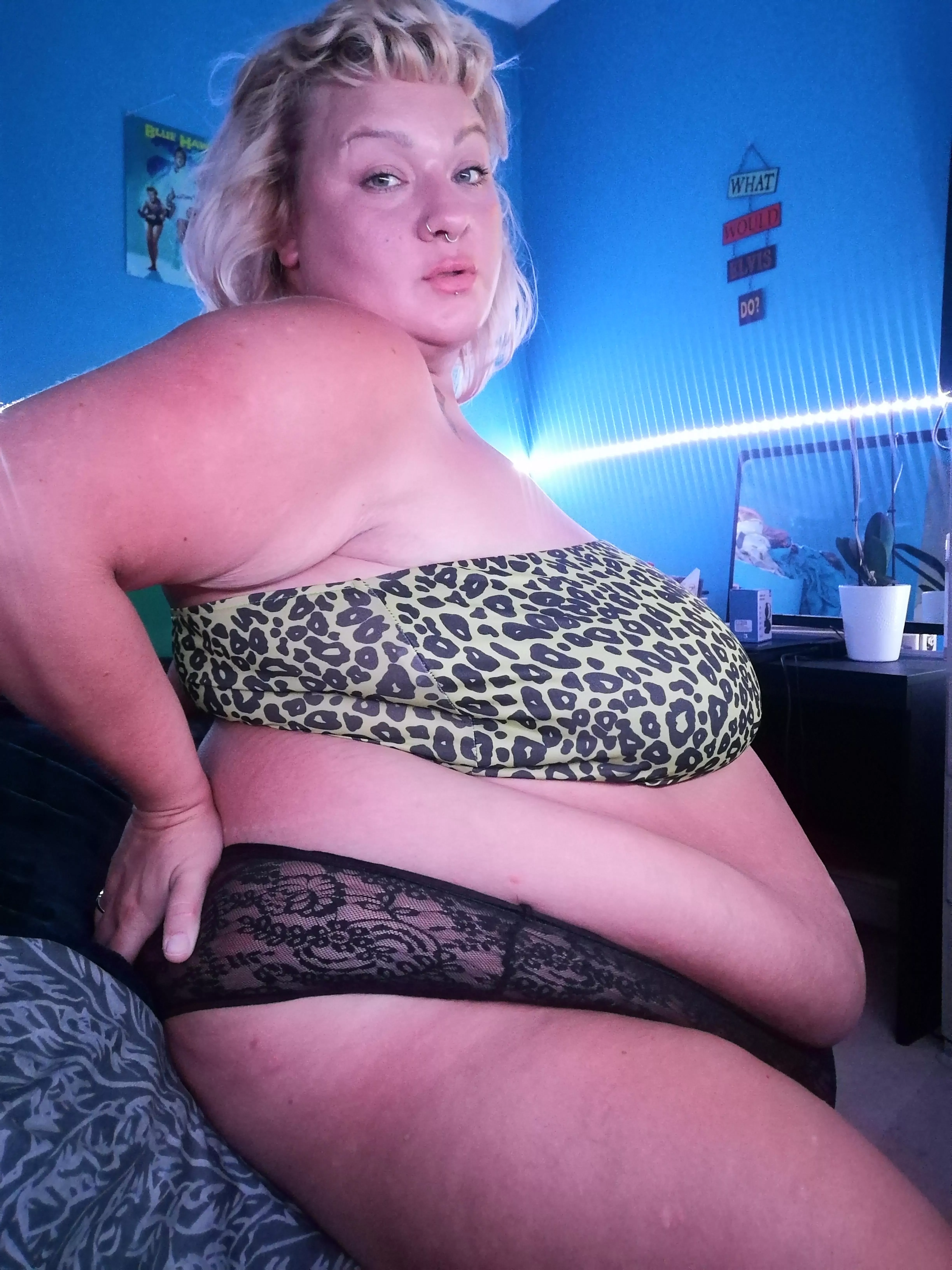 Fat bellied queen posted by WeirdNStuff