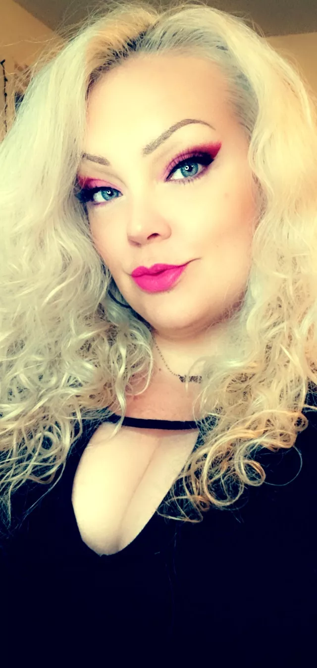 Feeling cute 😘 posted by curvybarbietoo