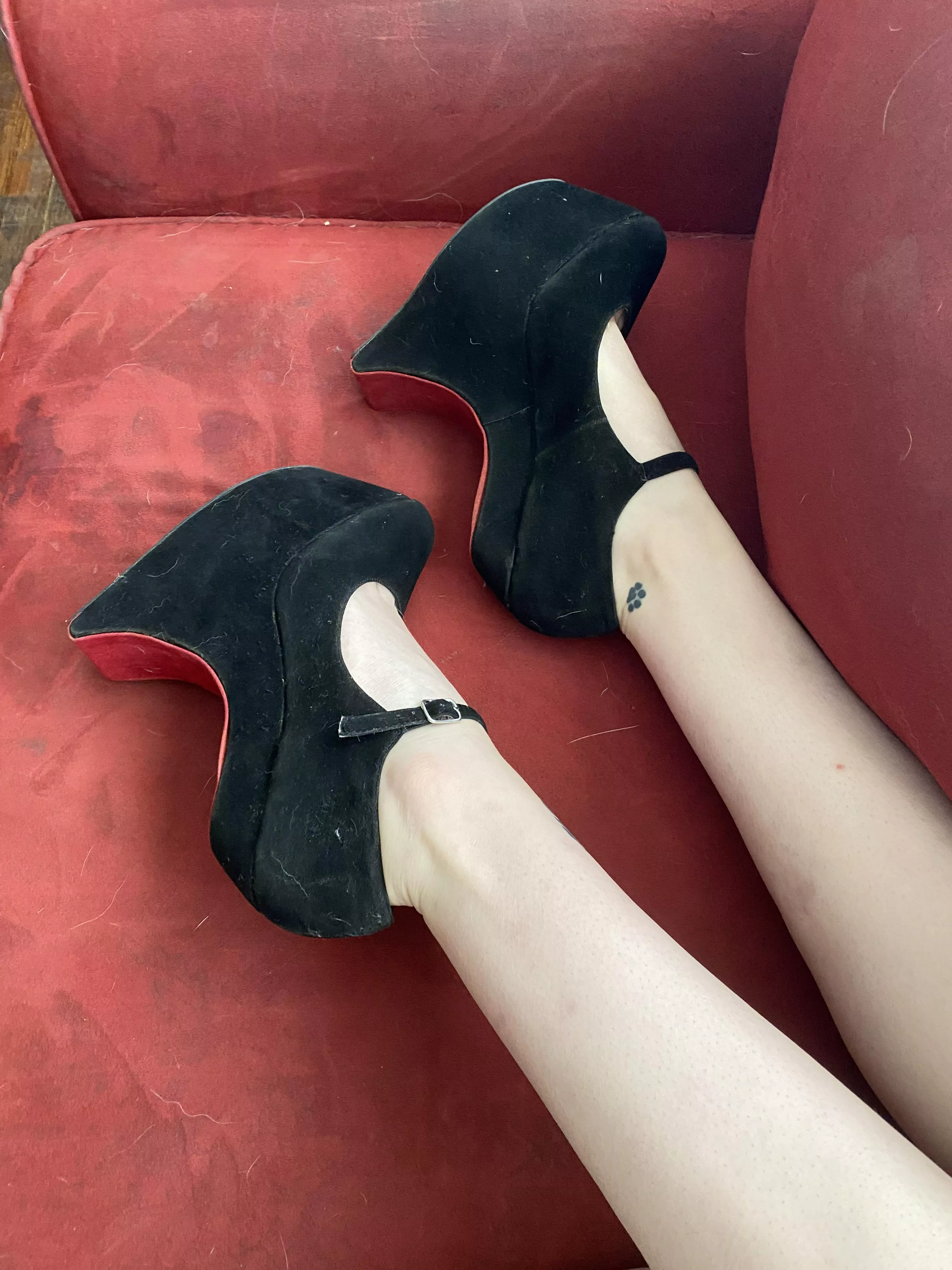 Feeling fierce in my platforms🖤 posted by SuccubiStella