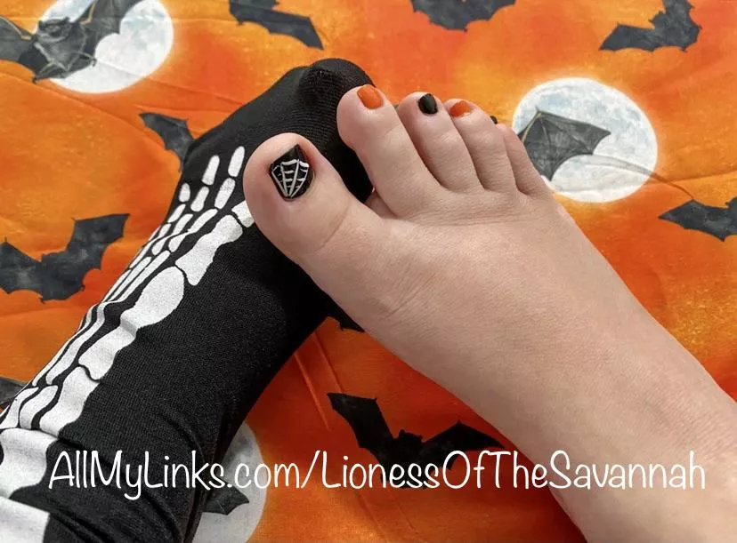 Feeling Spooky! 👻 Do you like my fresh Halloween pedicure?! 🕸🎃 (F) posted by Savannahs_Feet