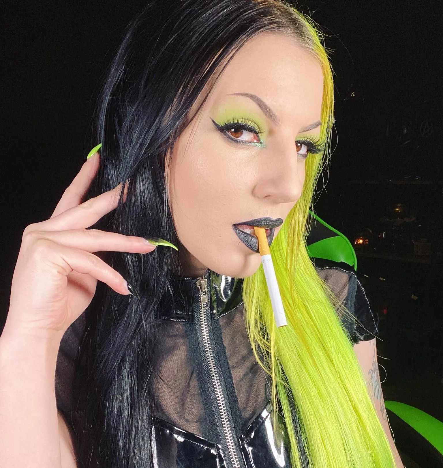 Feeling unappreciated in my art form lately 🚬💚🚬 show me otherwise ? #cigarette #smokingfetish posted by Smoking_Goddess