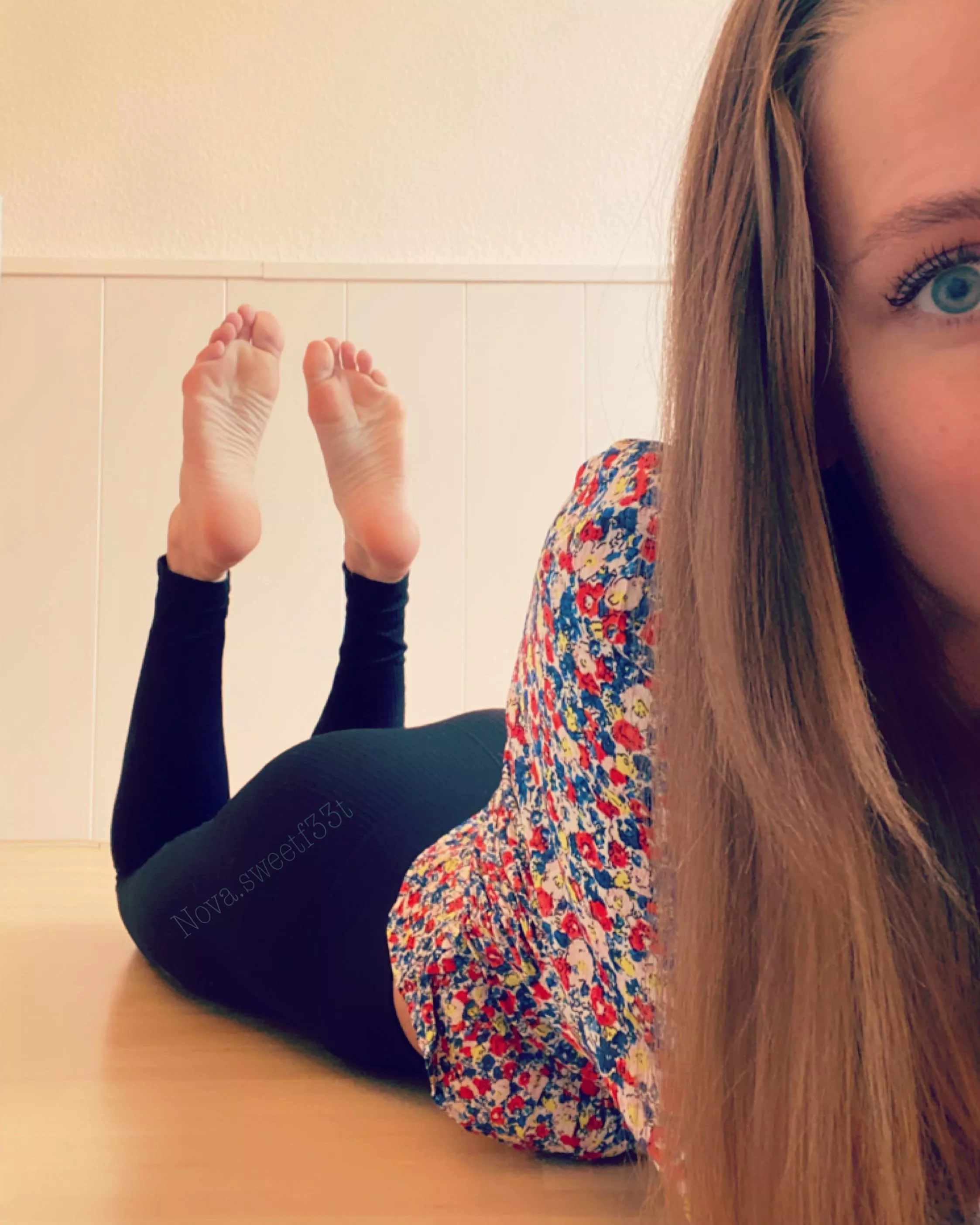 Feet in pose 😍 posted by Novasweetfeet