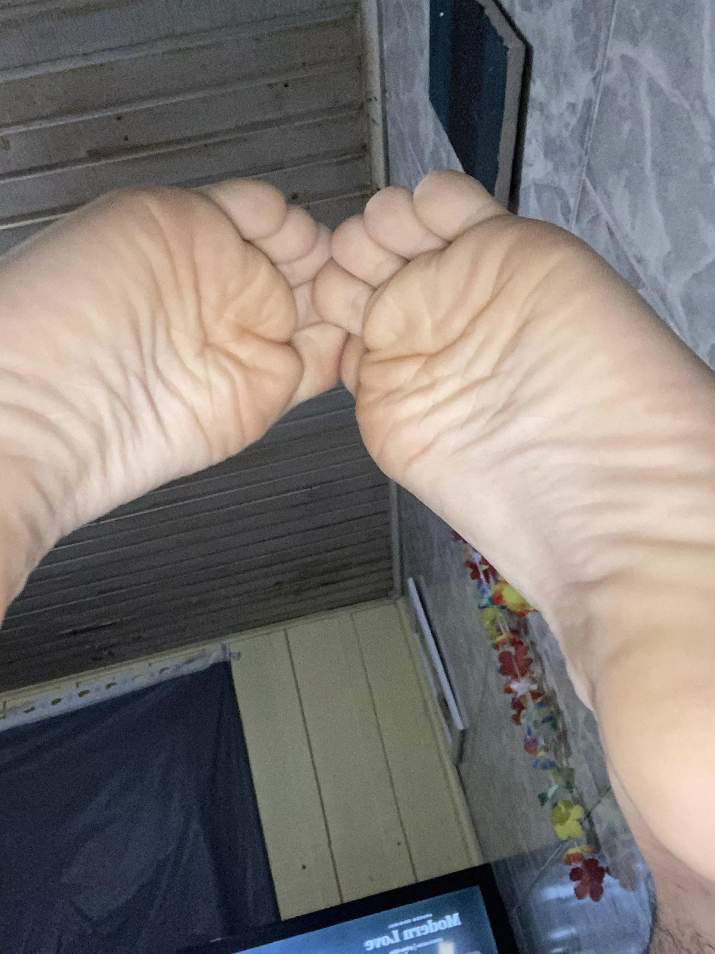 feet up, u like the view? 🙈 would be better in ur mouth, come play 😈 dms/pms r welcome posted by pessbeach