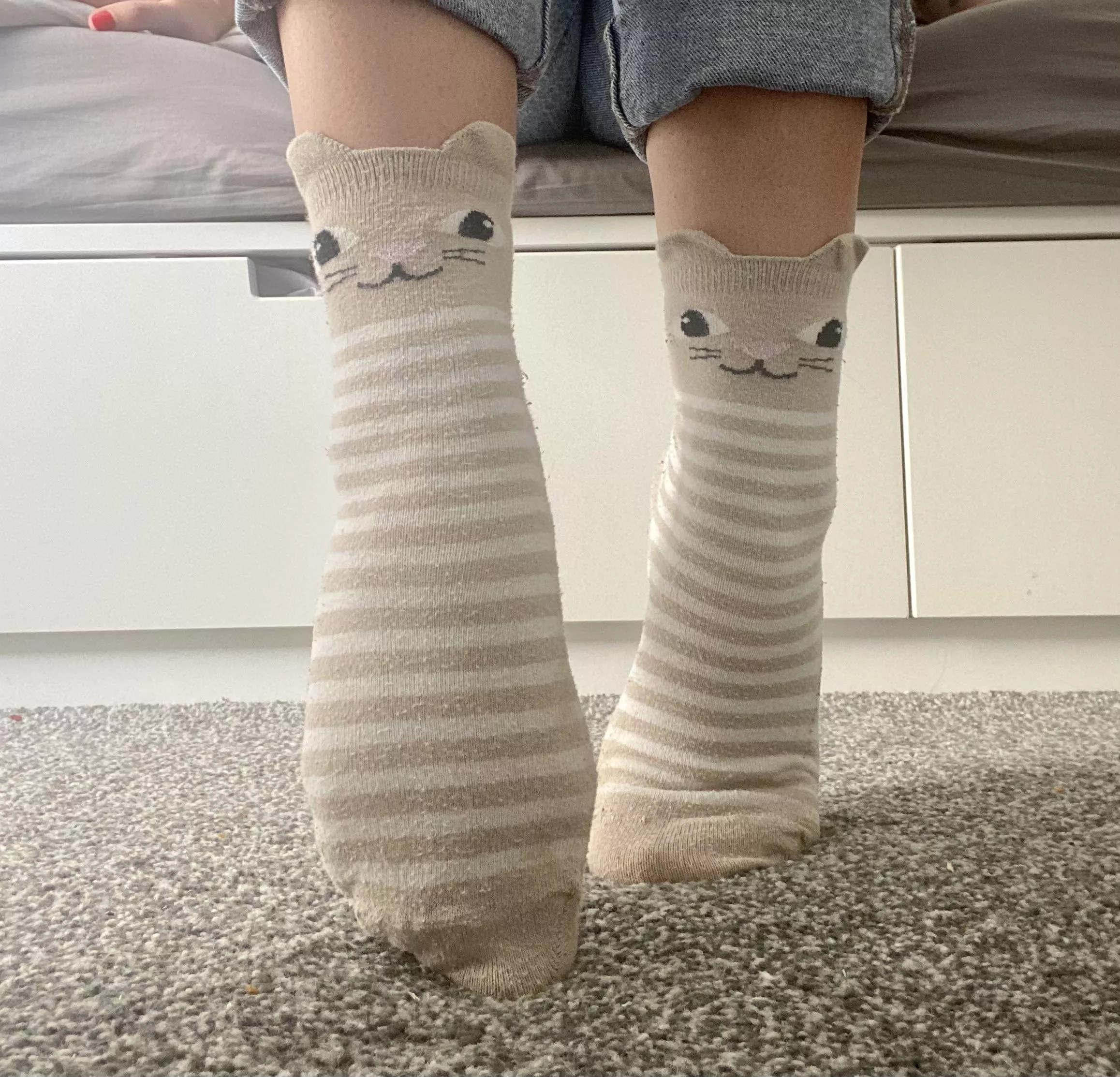 [Female] Who wants to see my … socks 🐱 posted by TheOutdoorFootGirl