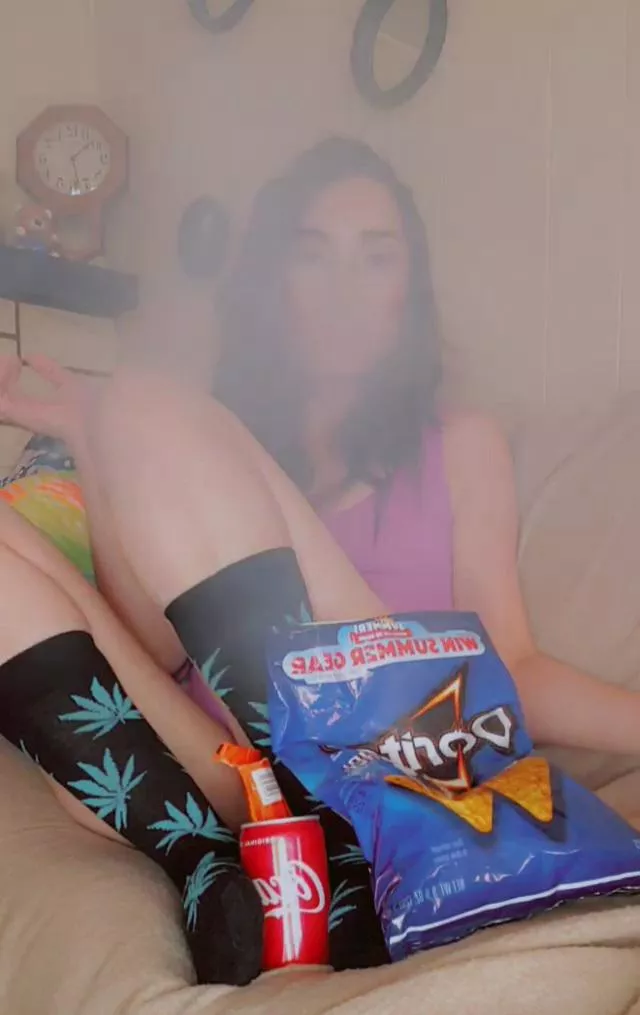 First: i shmoke Second: i satisfiy my munchies Third: i play with myself! 💦 link in comments to see the really naughty version. Xo posted by Tiffbunnyteases