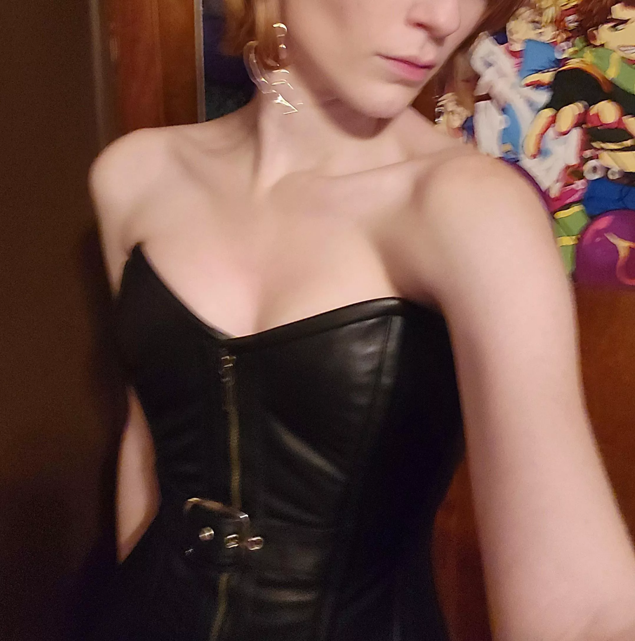 First time in a corset 😳🖤 posted by gingerkittenxx