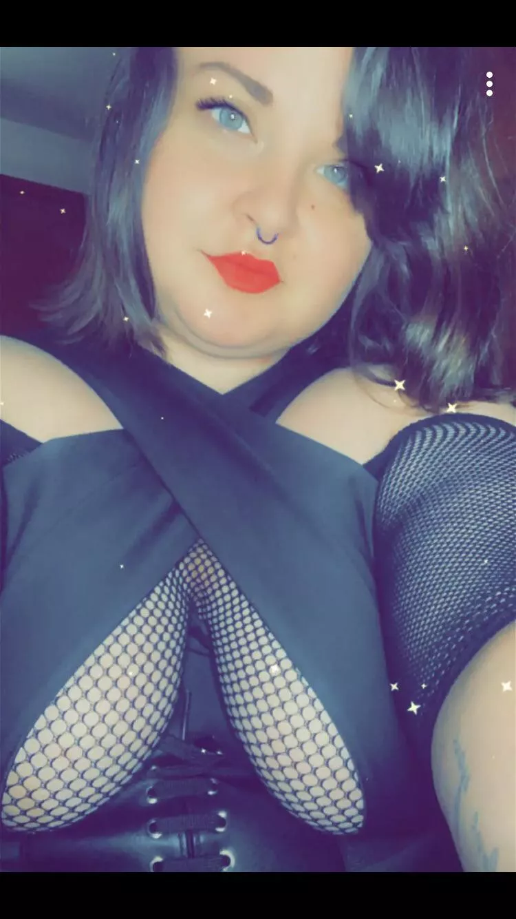 Fishnet titties 🤤 posted by sylvia_rey69