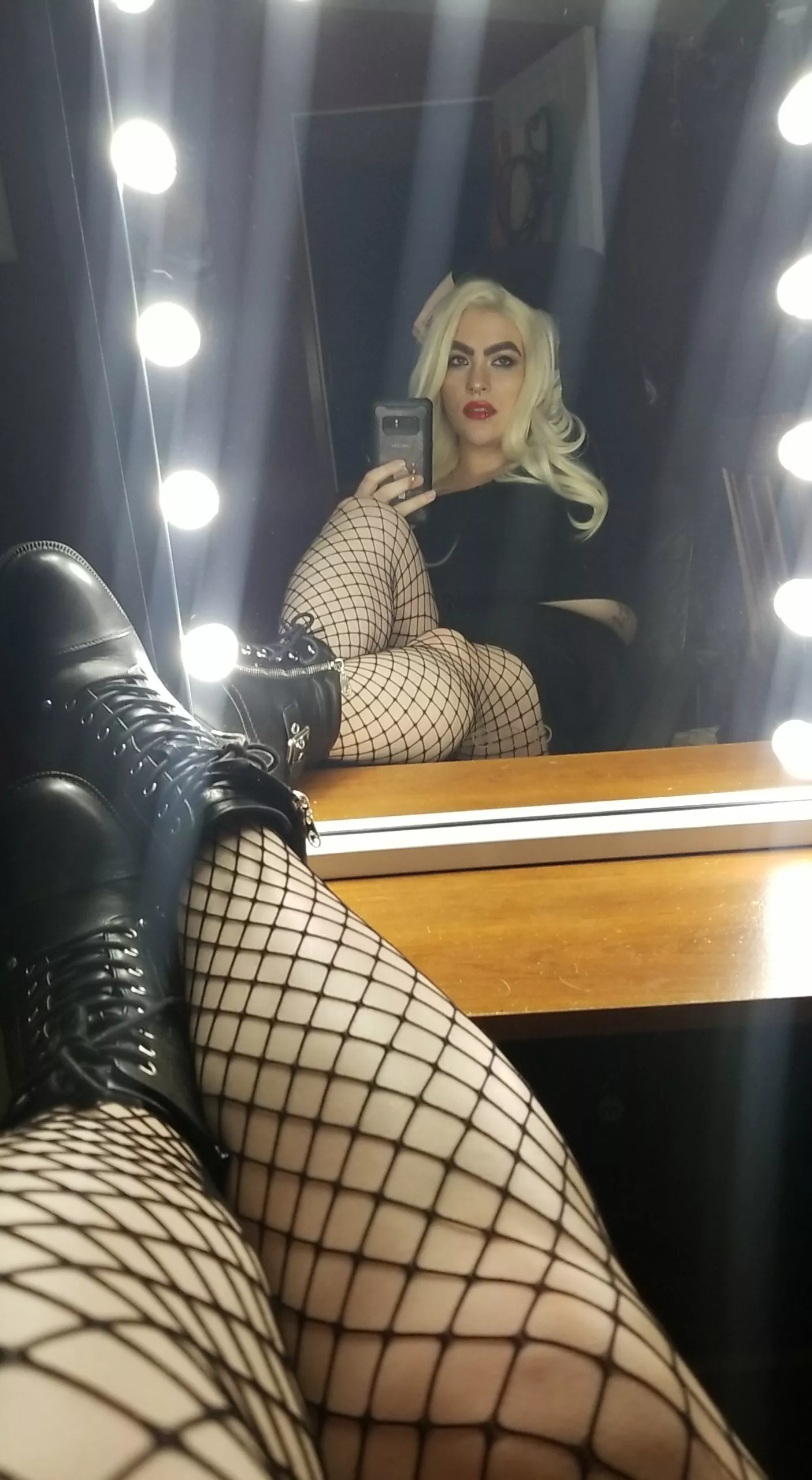 Fishnets and red lips 💋 posted by samlikewhoasays