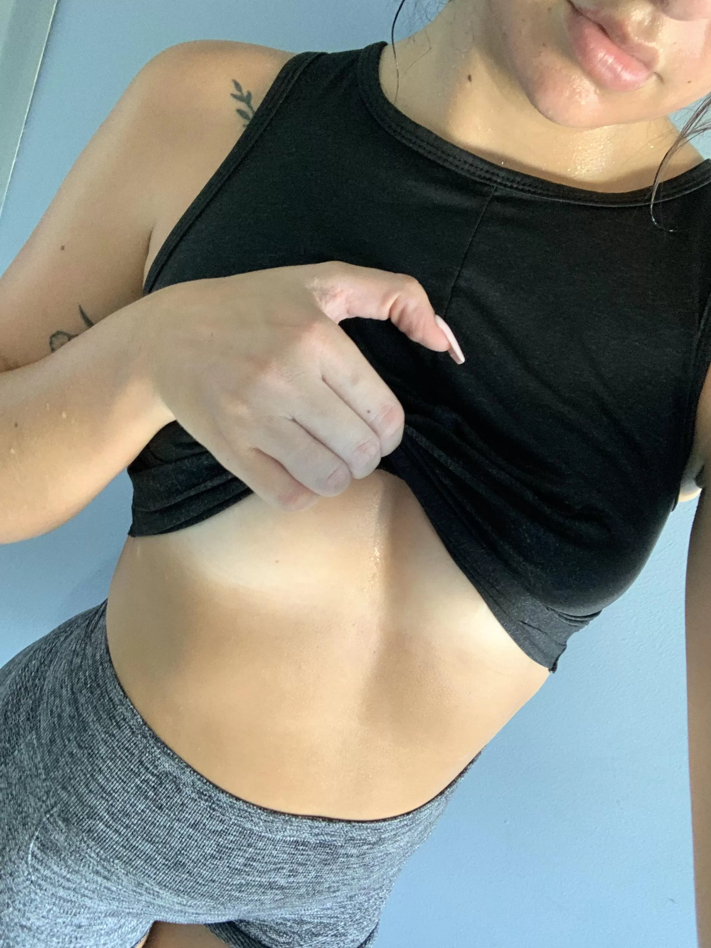 Fit mom alert 🥵 just finished my work out! Come see more 😉 posted by latinamiilfbabe