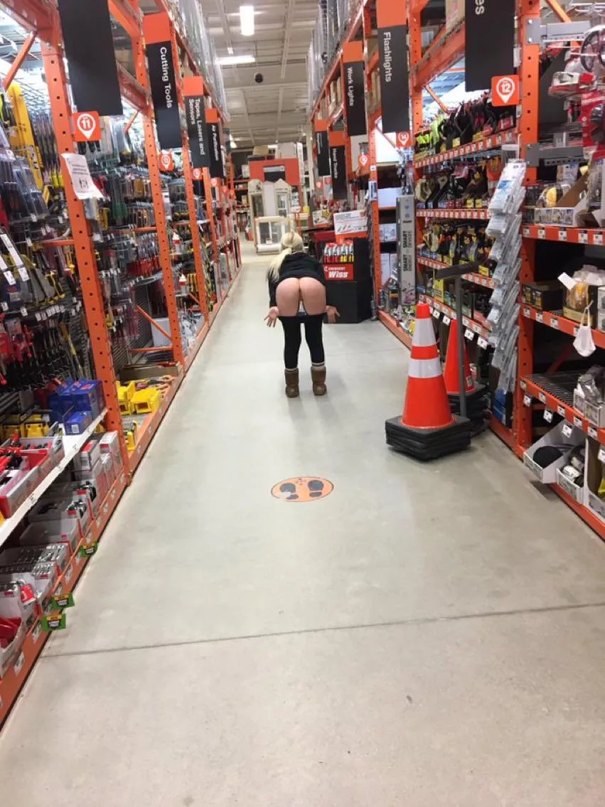 FLASHING my tight little pussy in my local HOME DEPOT aisle 😈 I warned you, I was bad… How many spanking are you giving me for being so naughty in public?🥺 posted by xxbebebxx