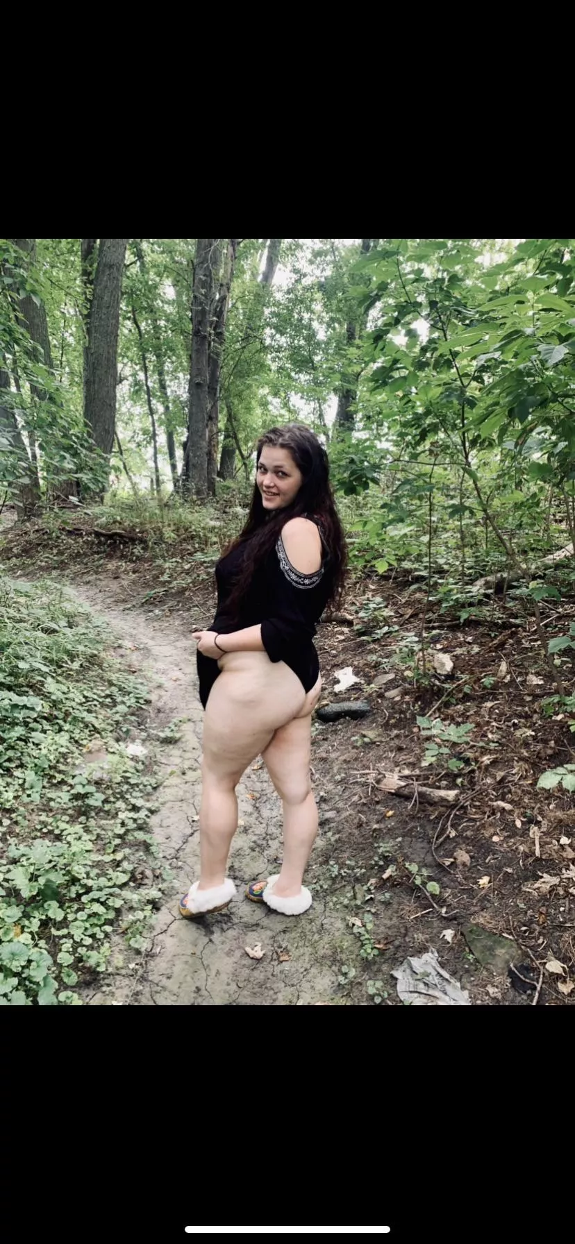 Flashing on walks is my fave😝 posted by dezzycakes420