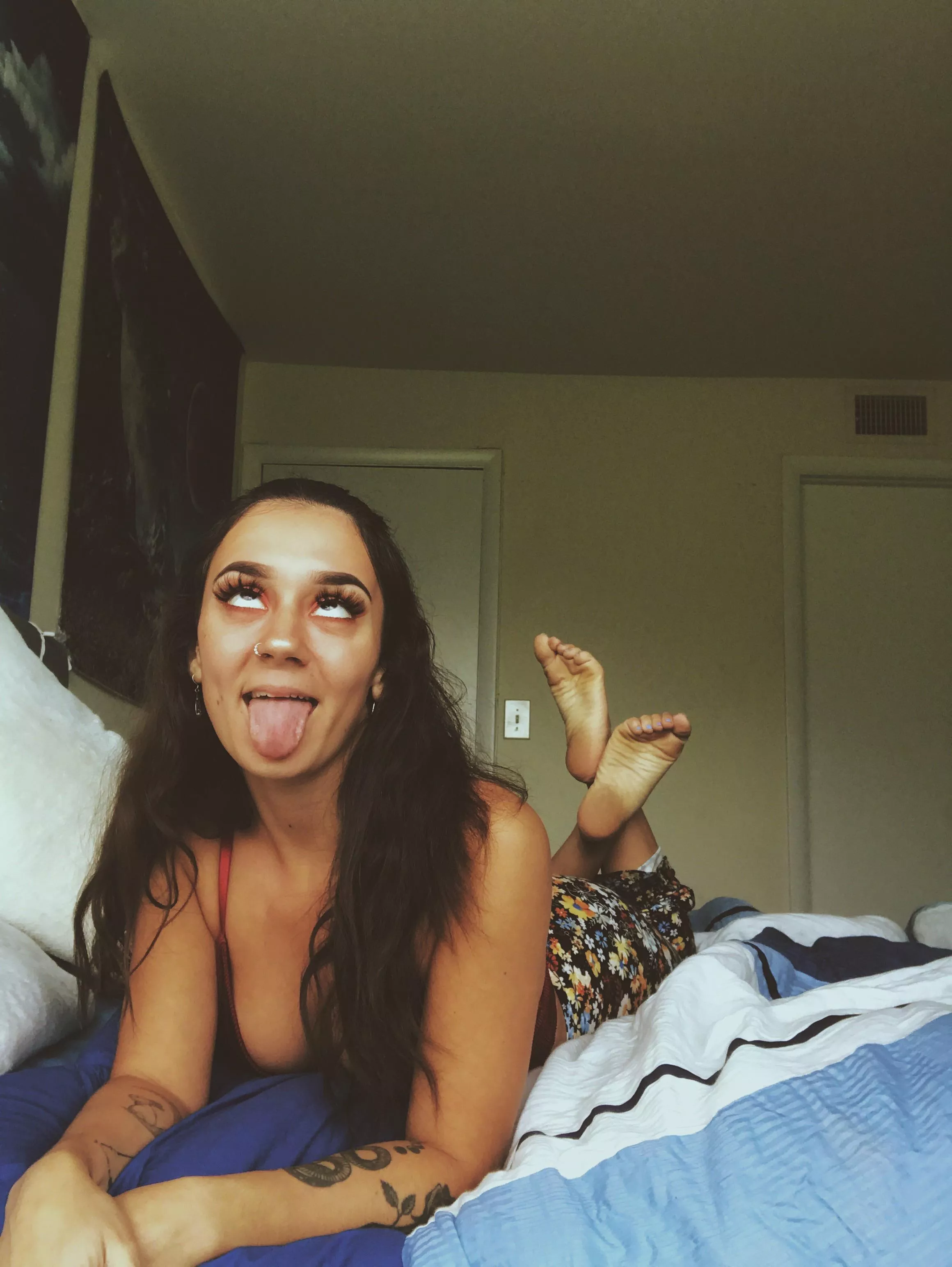 For those that love bare feet AND ahegao 😝 posted by oliviamariah