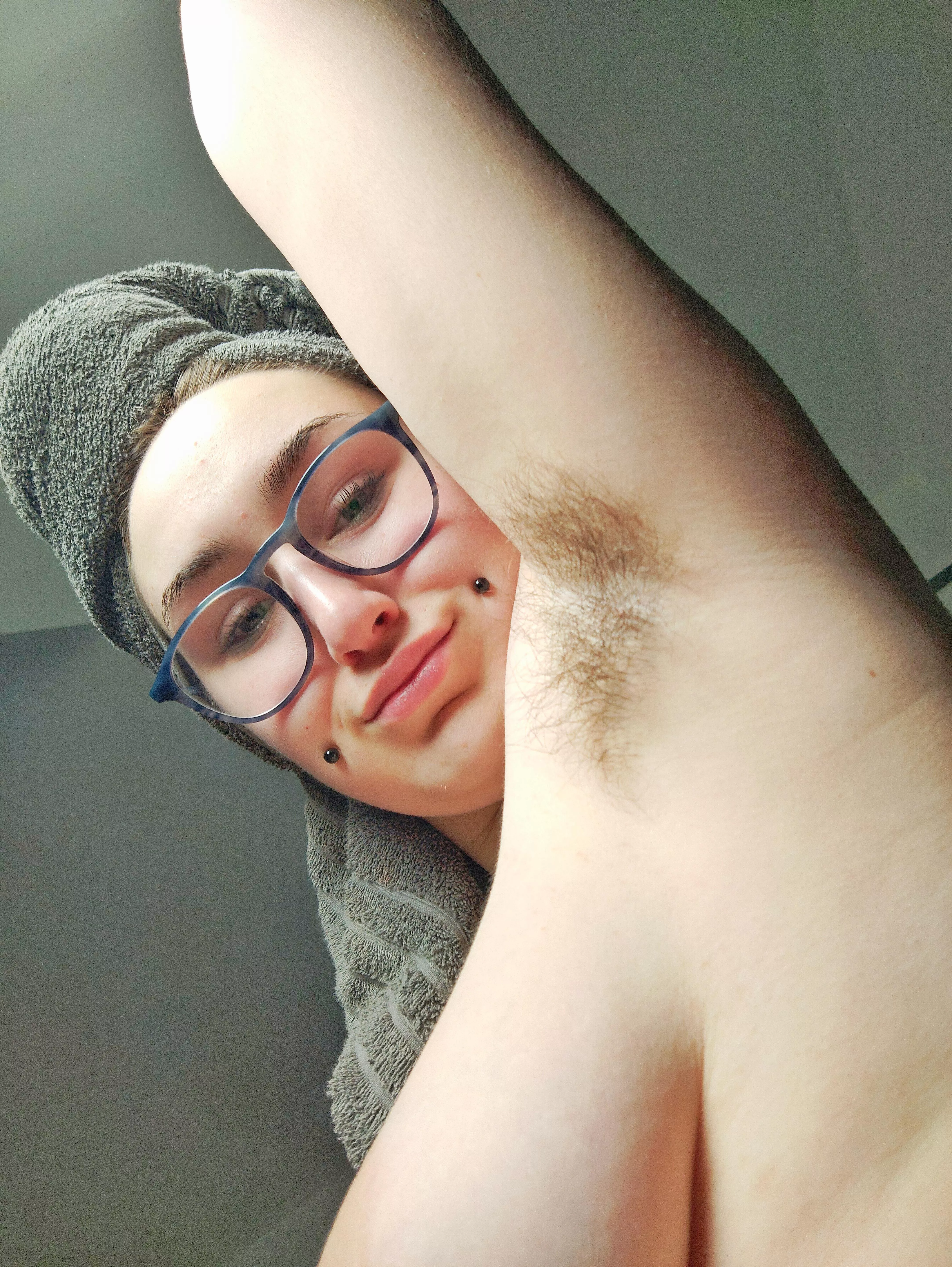 Fresh out the shower! My armpit addict boyfriend is gonna be so mad when he finds out I've cleaned my pits without letting him sniff them first 🤣 I have a feeling you'll prefer them dirty too... posted by paynephi