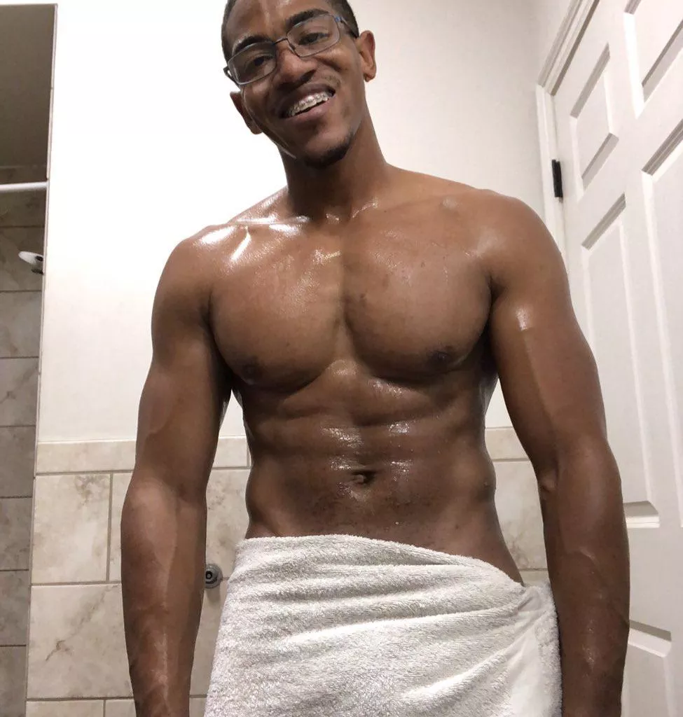 Fresh out the shower…anyone play the switch? 👀 posted by Creoleg33k