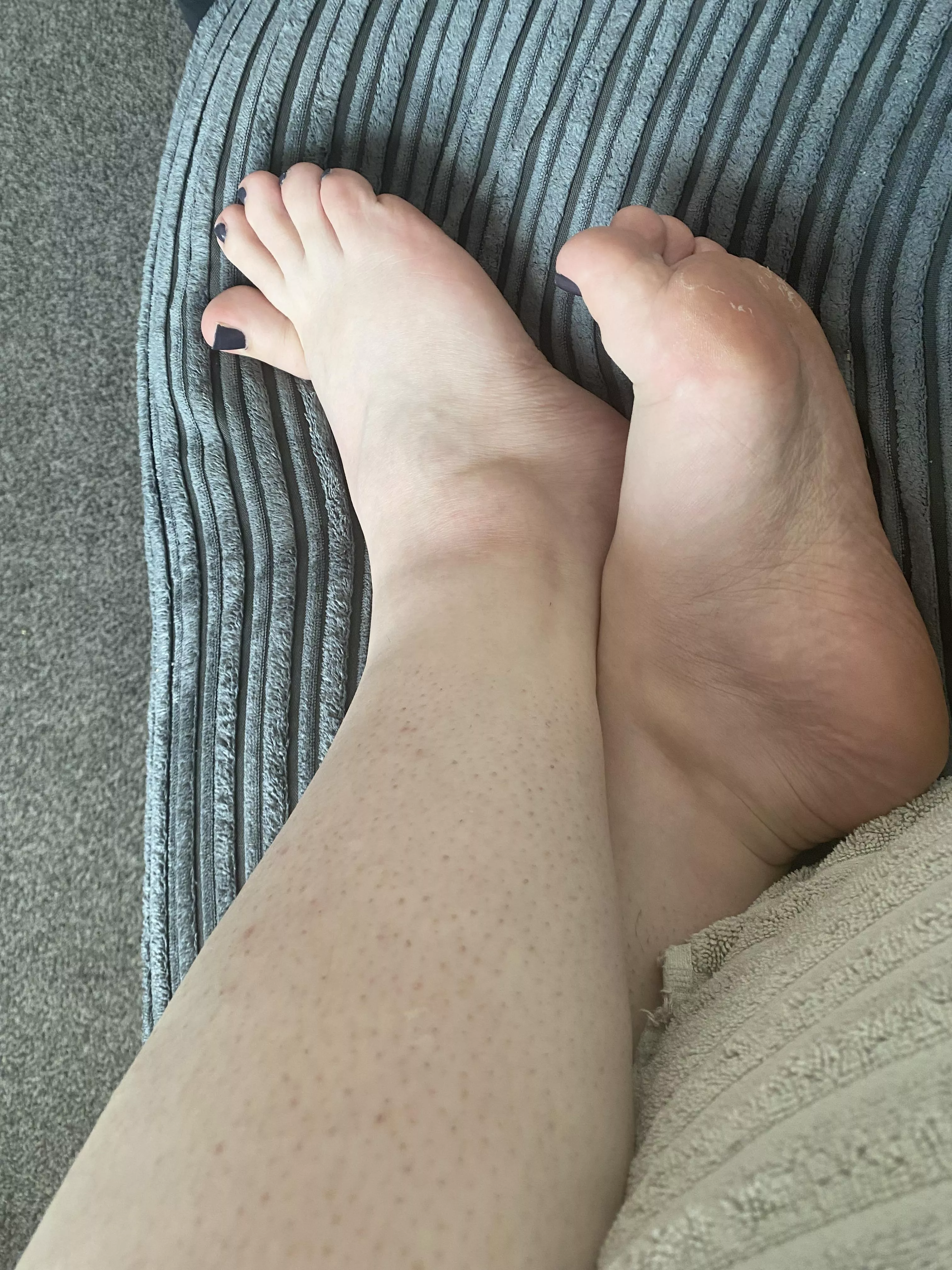 Freshly washed feet 🦶 💦😉 posted by Cutiefootiefoo