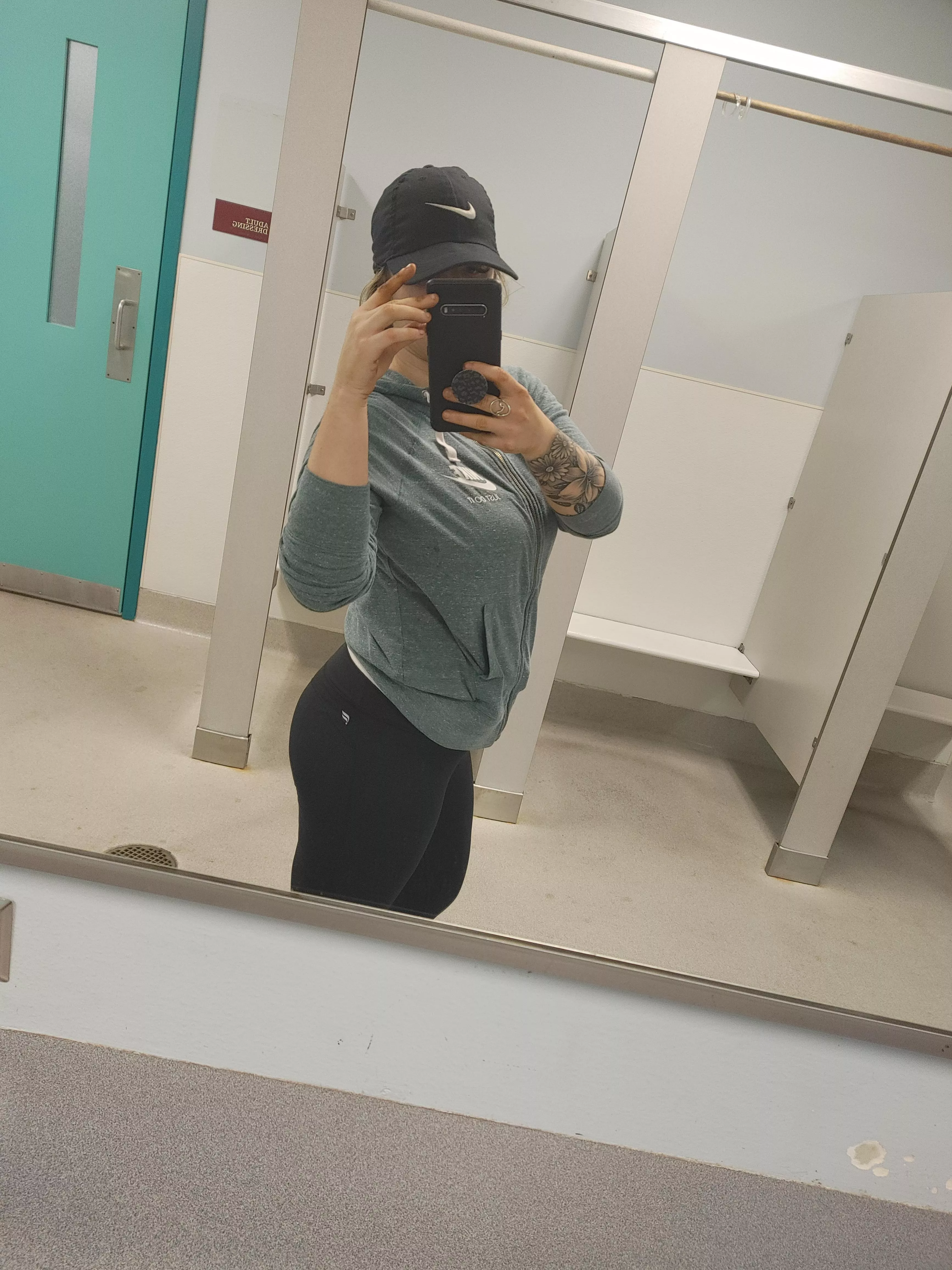 Friday workout done 💪🍑 posted by Goodmomssaybadwords