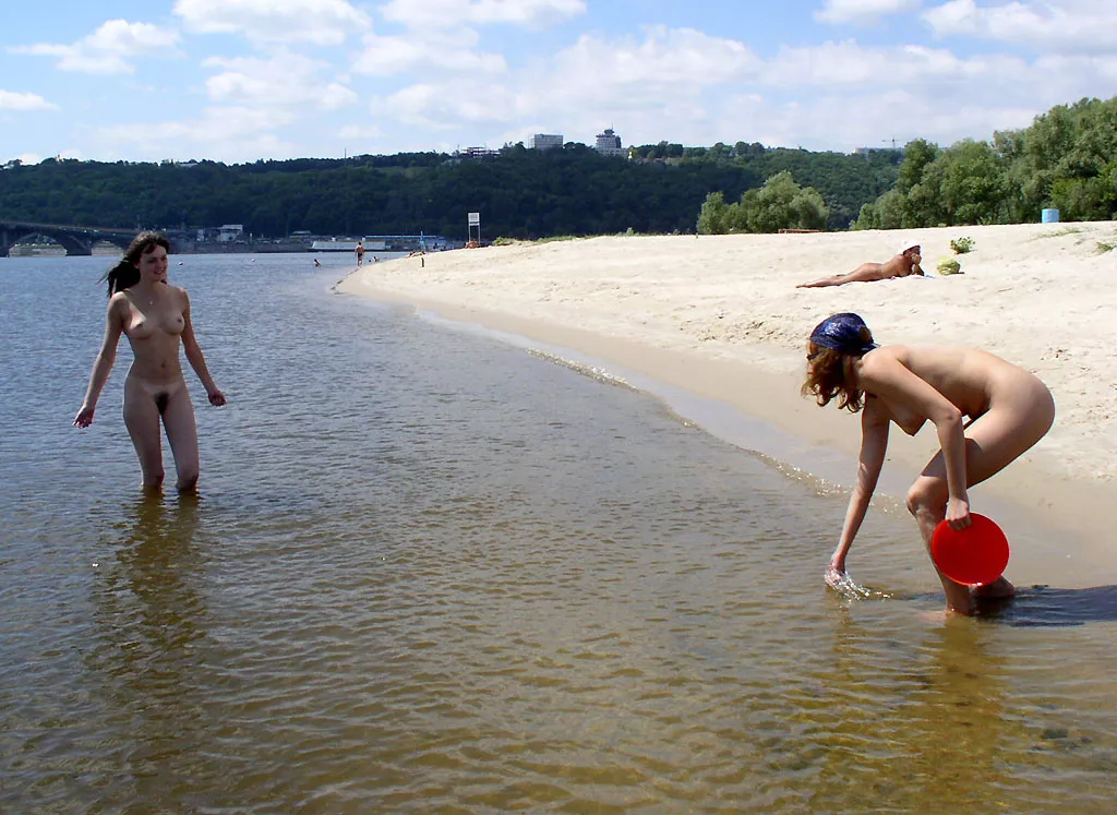 Frisbee posted by NaturistPictures