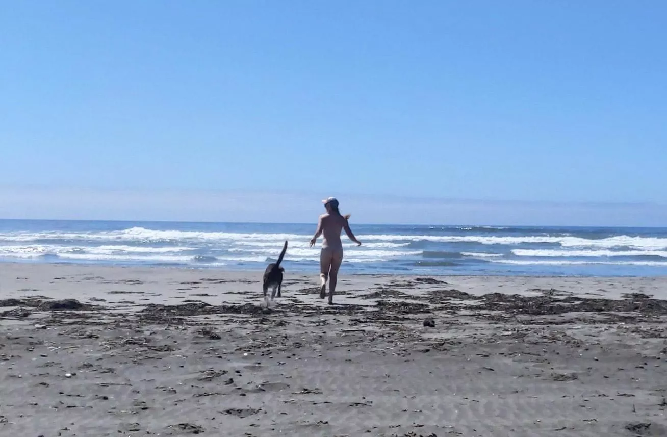 (F)rolicking on a public beach 🍑 posted by naughTBinaturecouple