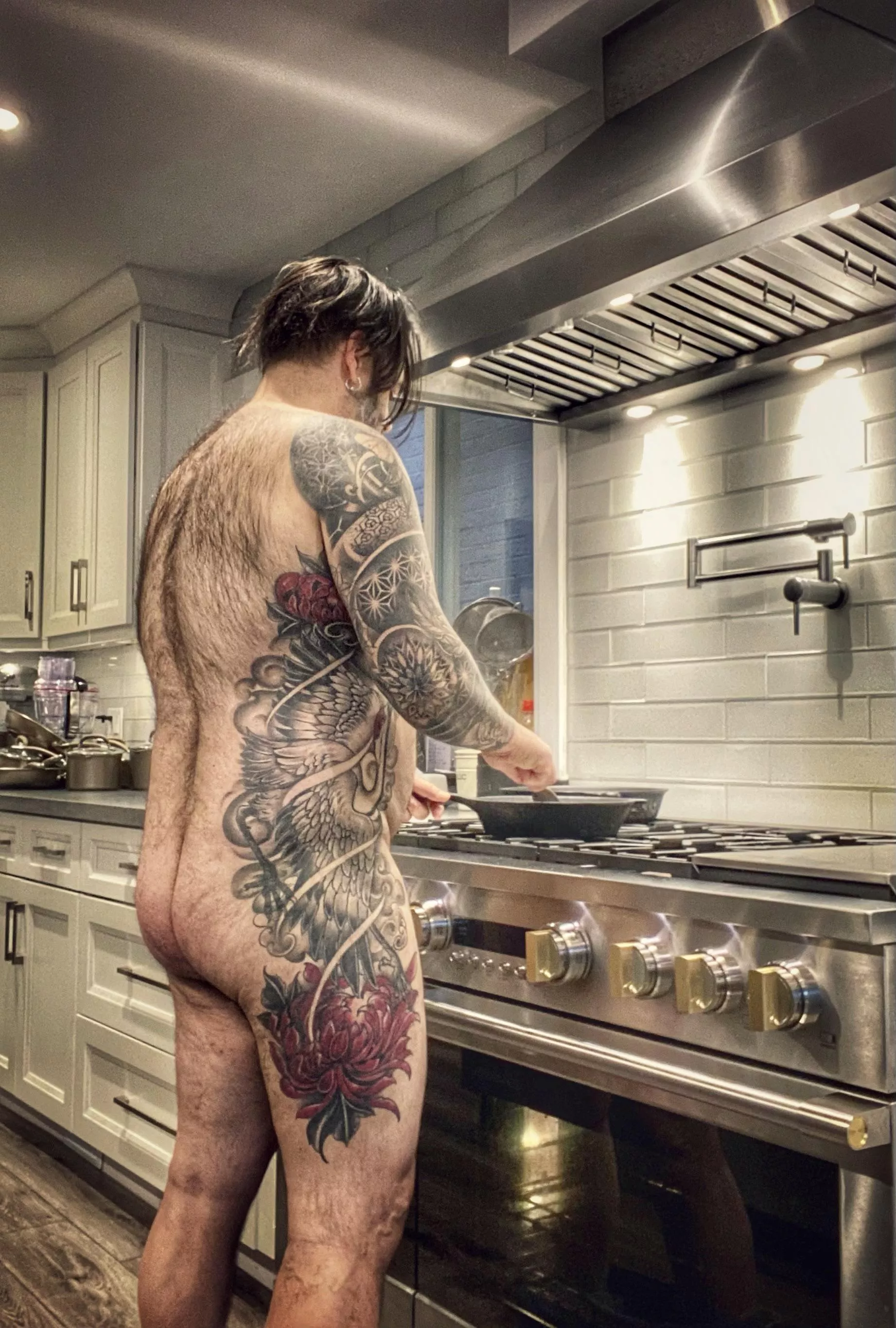 Frying up some eggs for me and the gal on the last day of the year… now where did I put those buns? 54 posted by MrDarcyMeetsMrGray