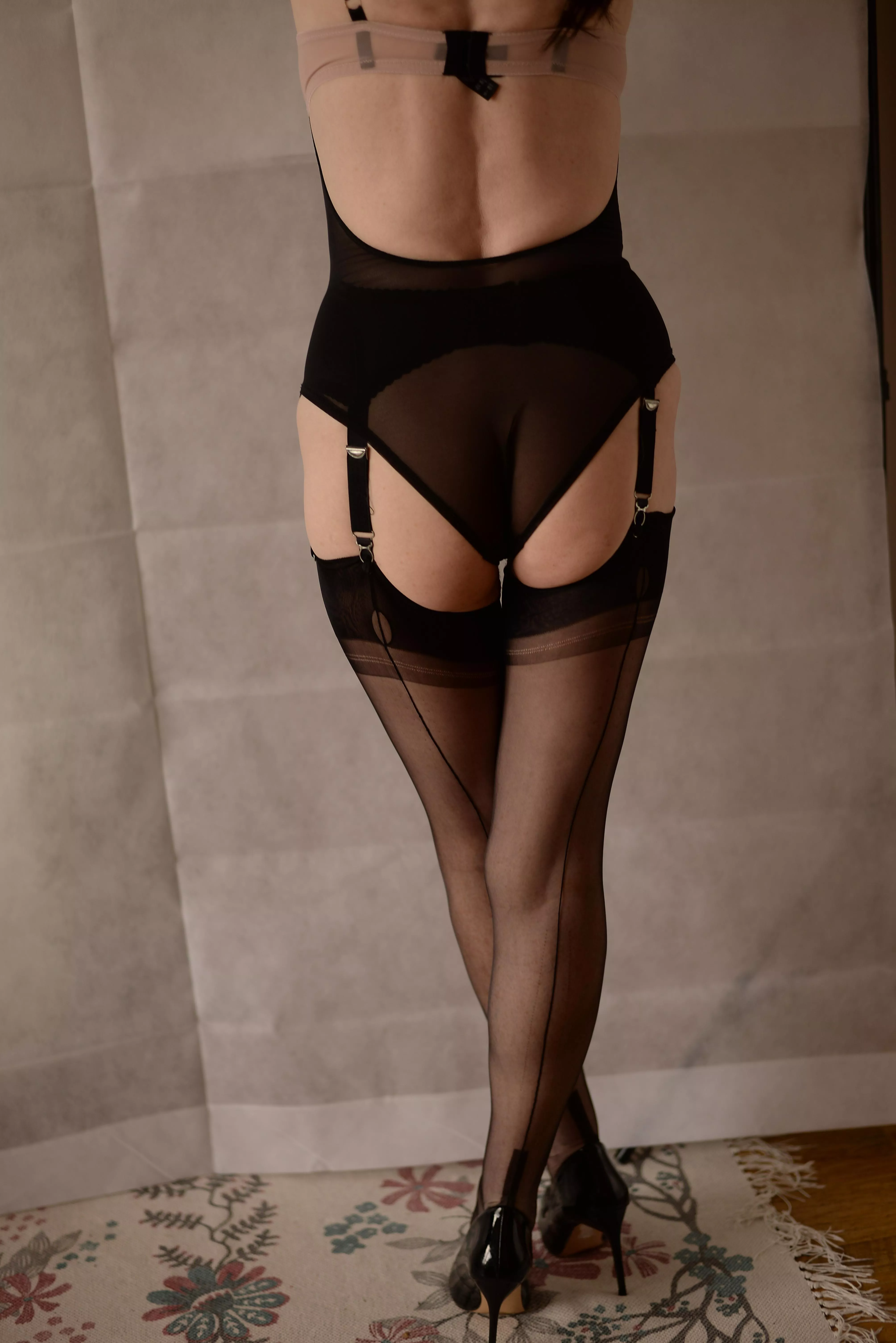 Fully Fashioned stockings posted by MatureSara