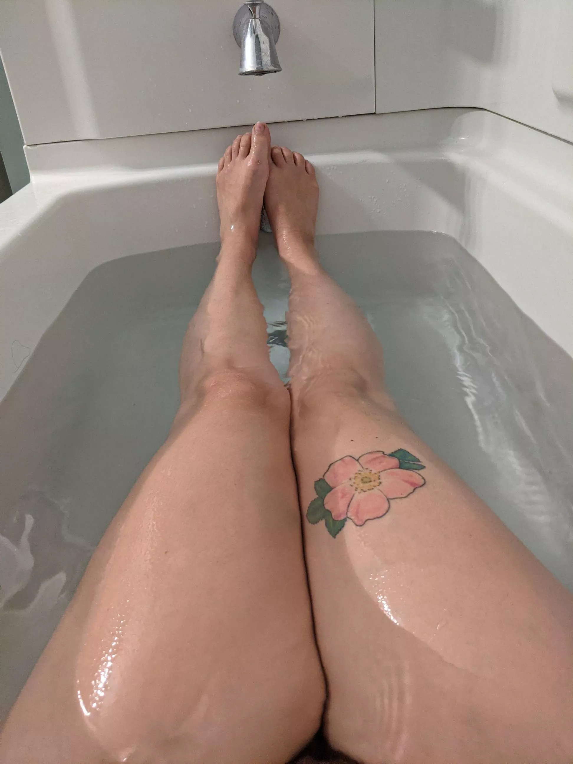 Fun in the tub posted by jucythighs