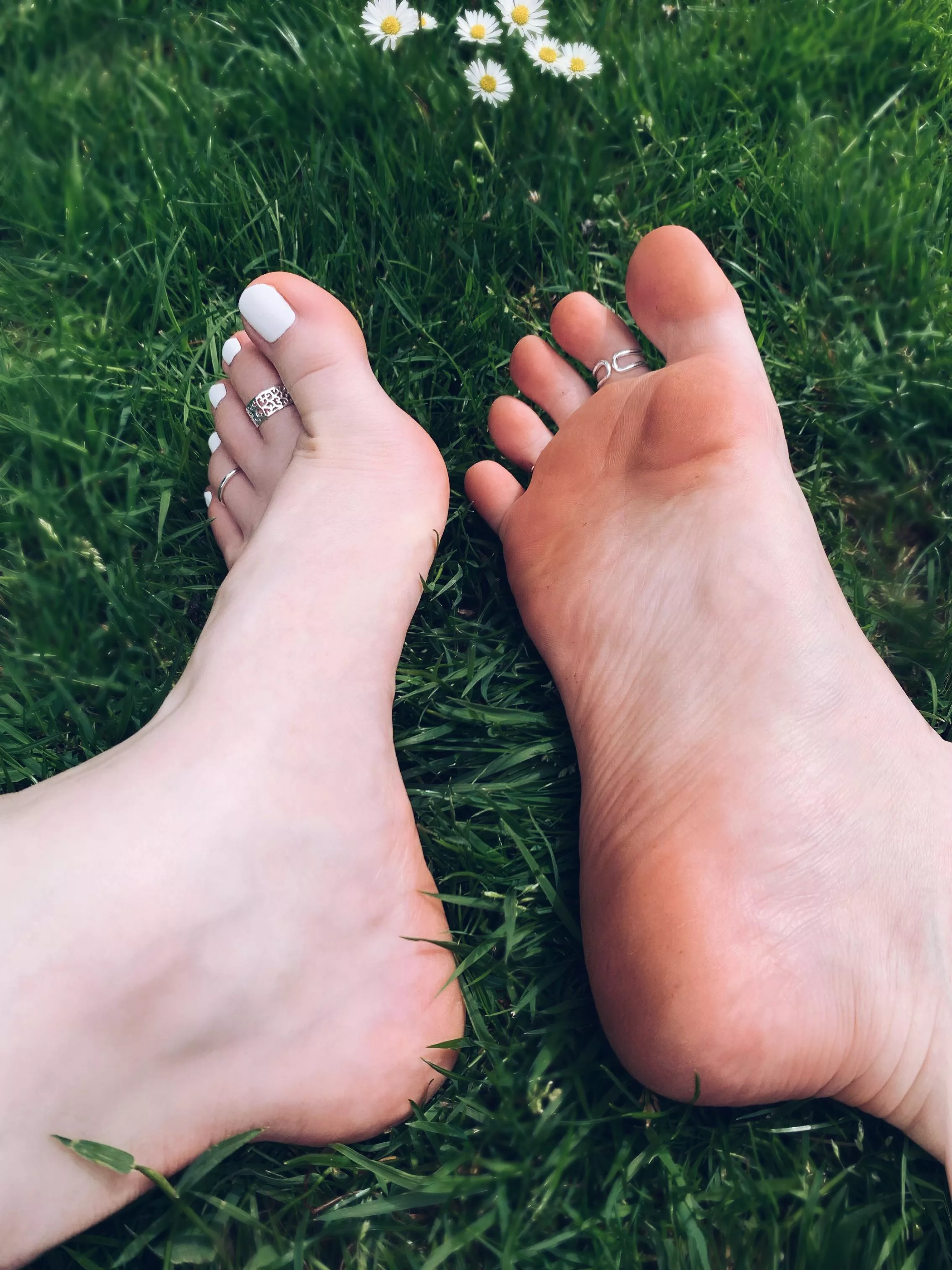 Getting my soles dirty in the garden, wanna clean? 👅🥰 posted by Faefeet