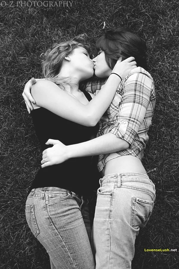 Girls kissing in the grass posted by flyersfan124