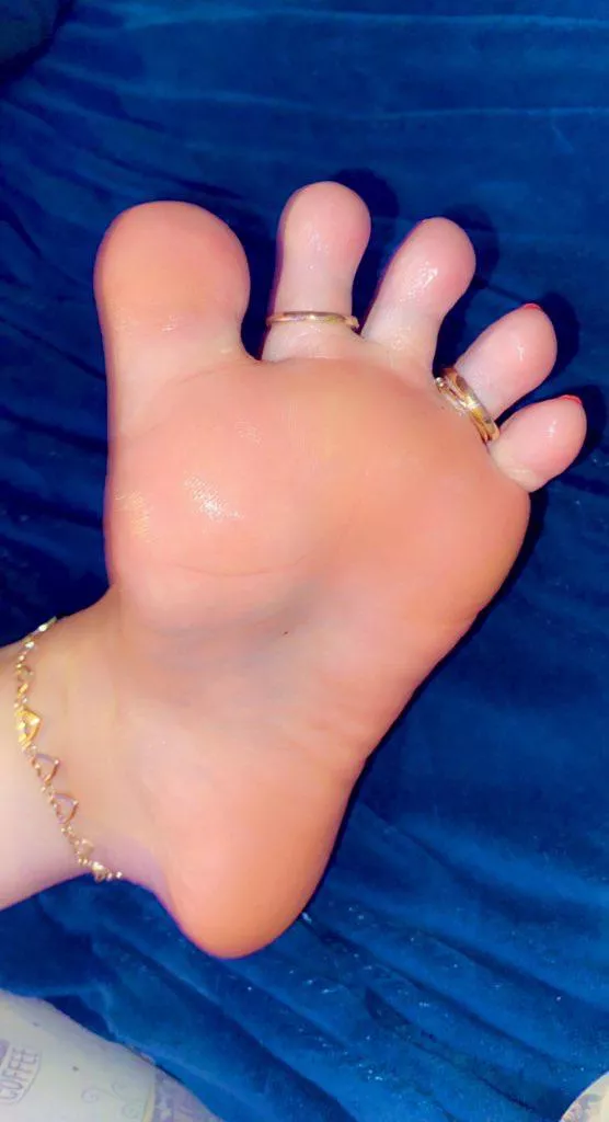 Good morning 😈 do u like my cute feet? posted by Cutetreats27