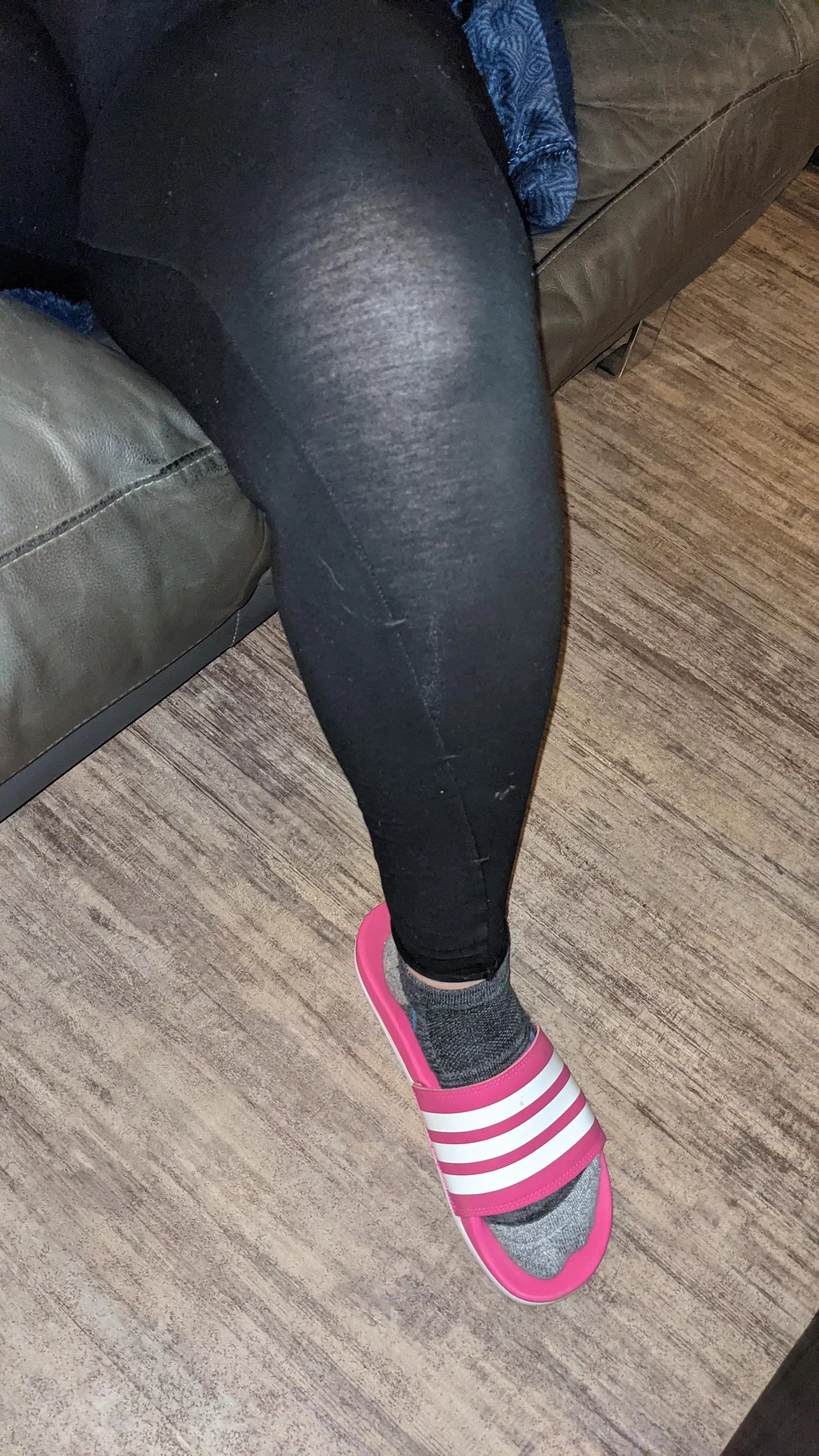 Good morning socks and slides 💋 posted by Jennasf33t