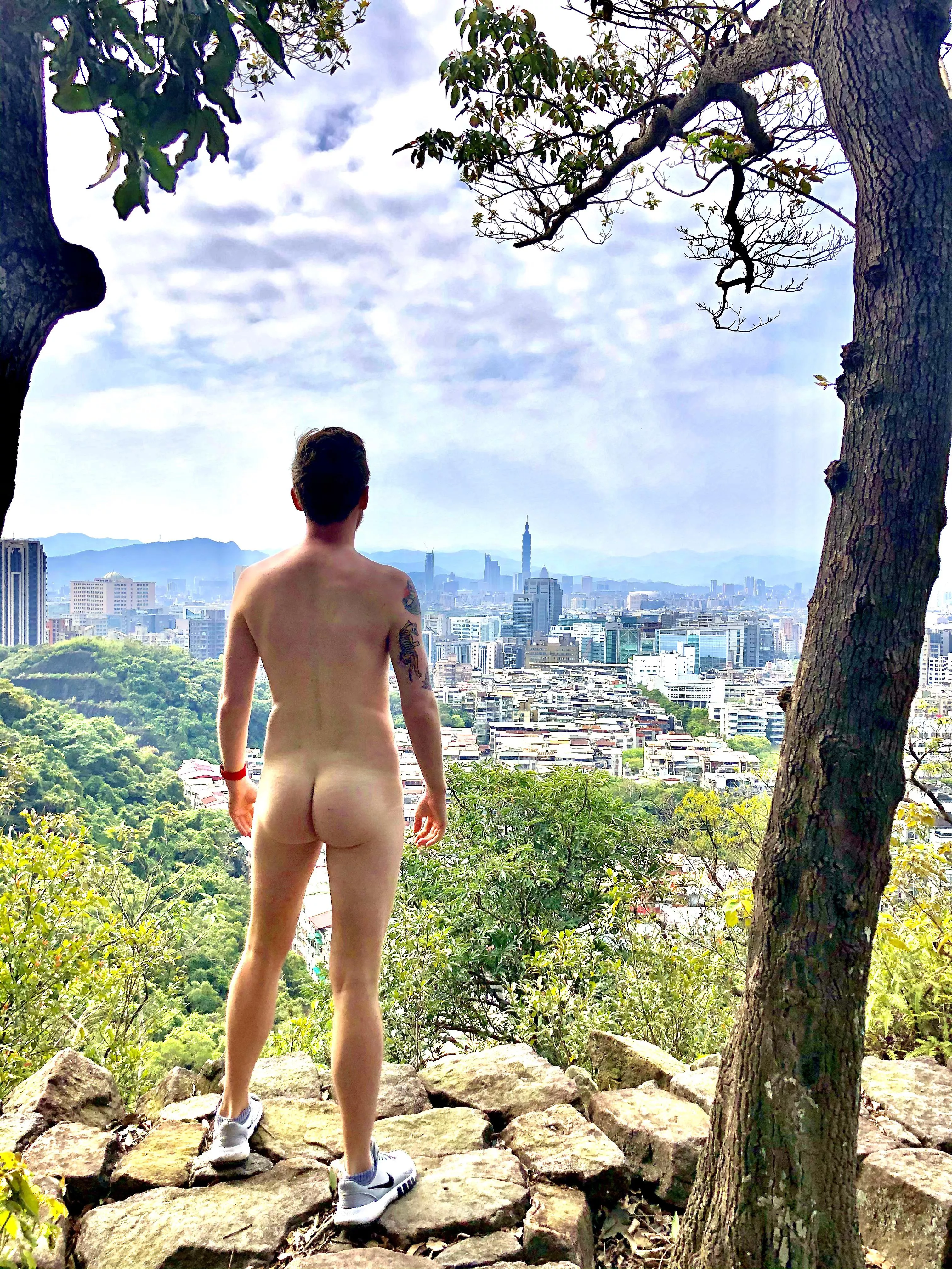 Good morning, Taipei! I hope the hiker who caught me taking this enjoyed the view 😜 posted by cazzone_agitato