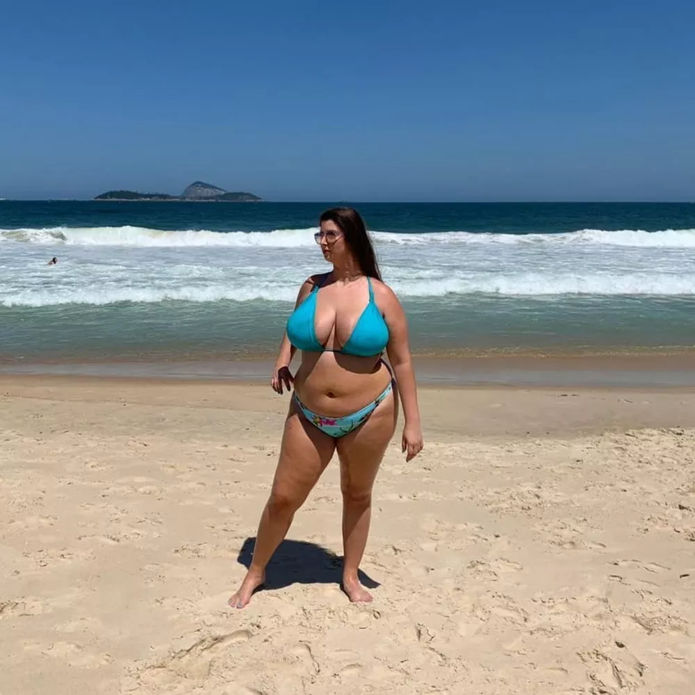 Gorgeous curvy bikini babe on a tropical beach posted by Udderluvr2020