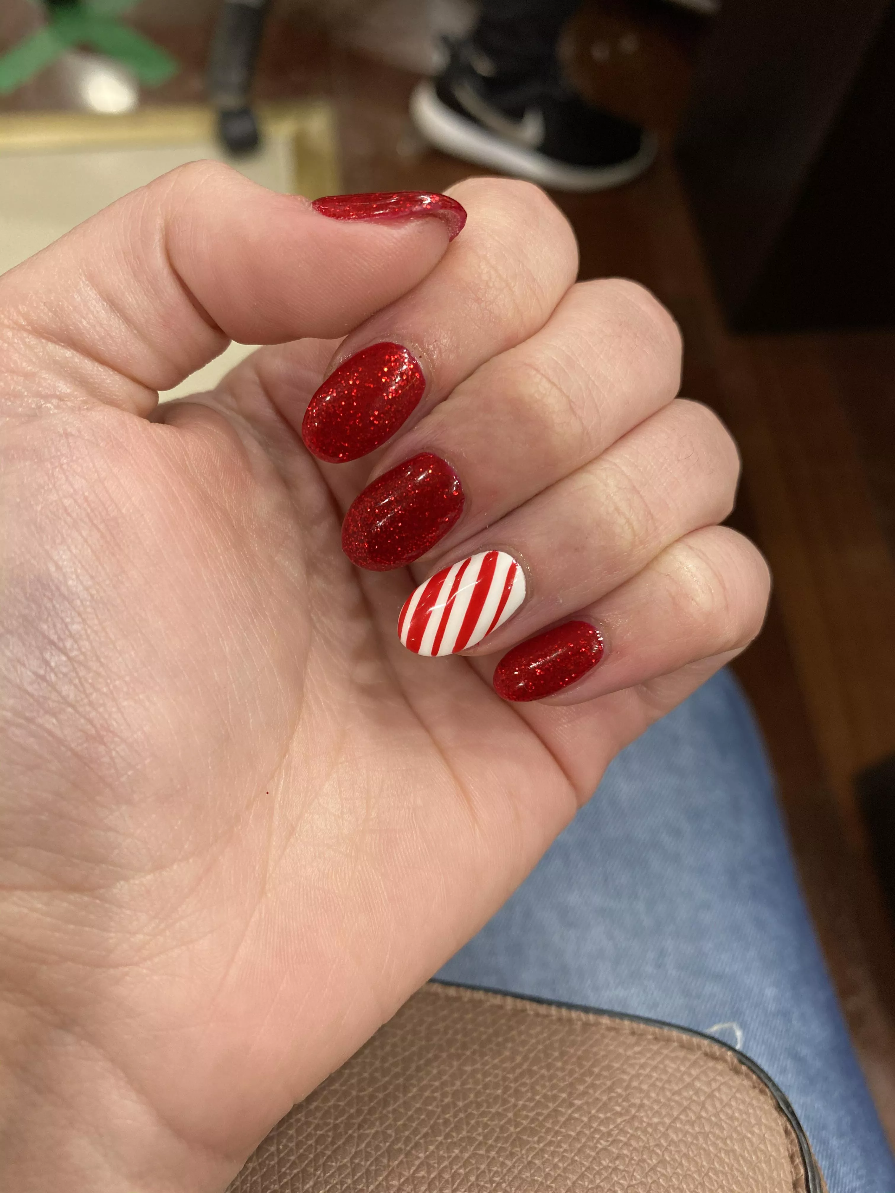 Gorgeous festive nails 😍 posted by yaboi-000