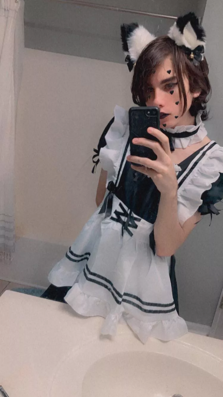 got a maid outfit <3 posted by bluaidan