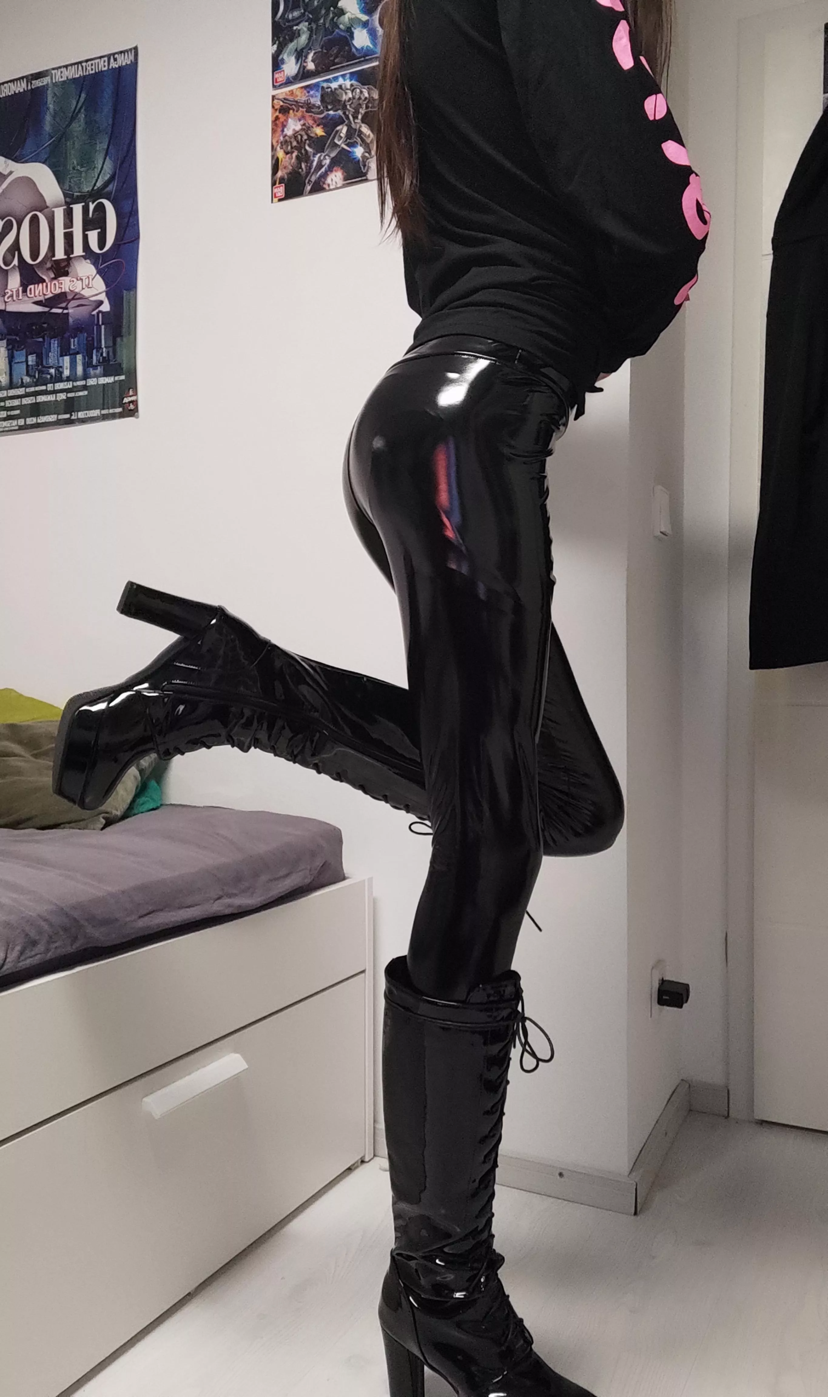 Got myself some new boots ^~^ posted by Curtaku