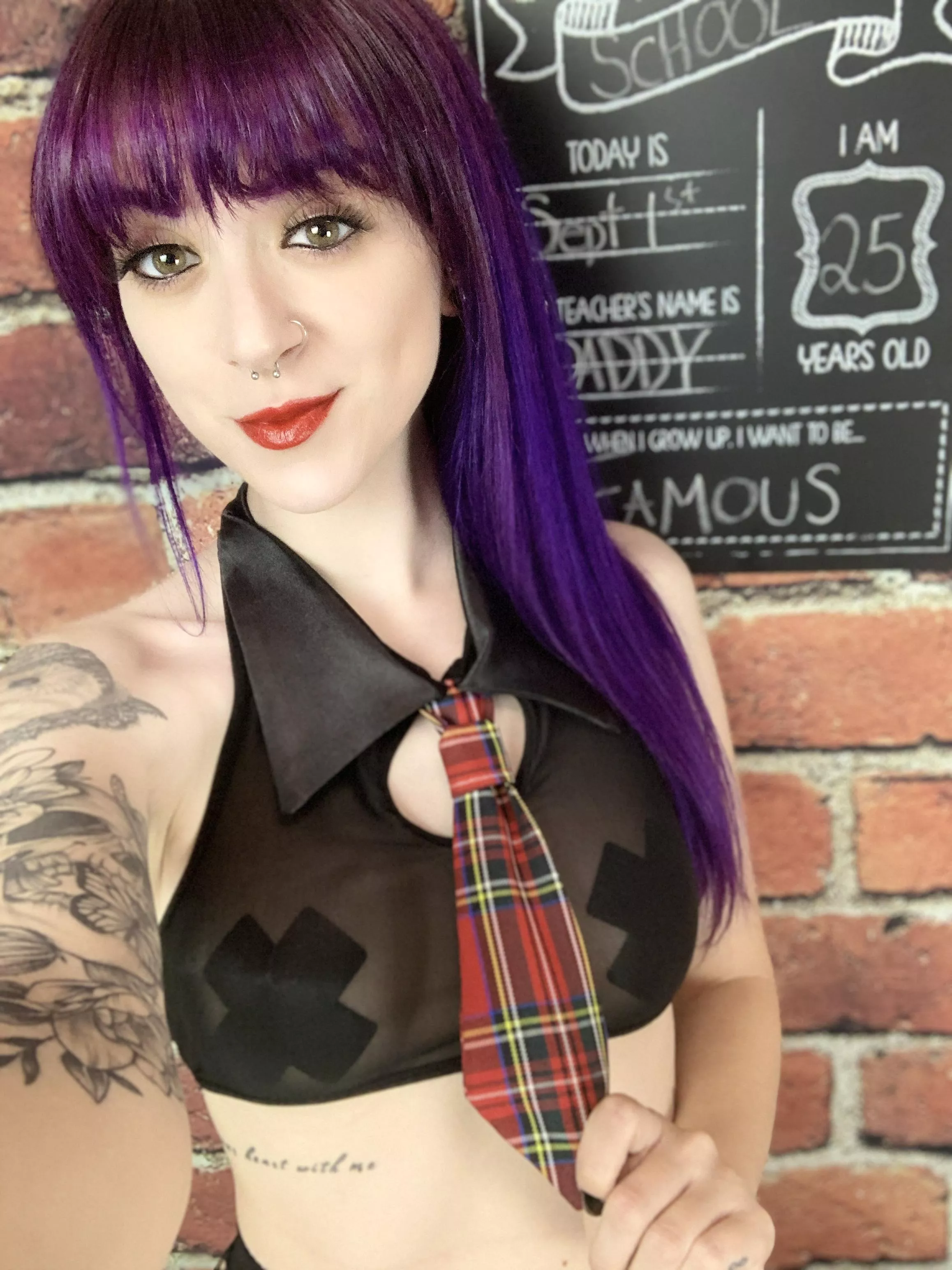 Goth School Any1?! ðŸ˜ðŸ’œ (Self) posted by alyxeclypse