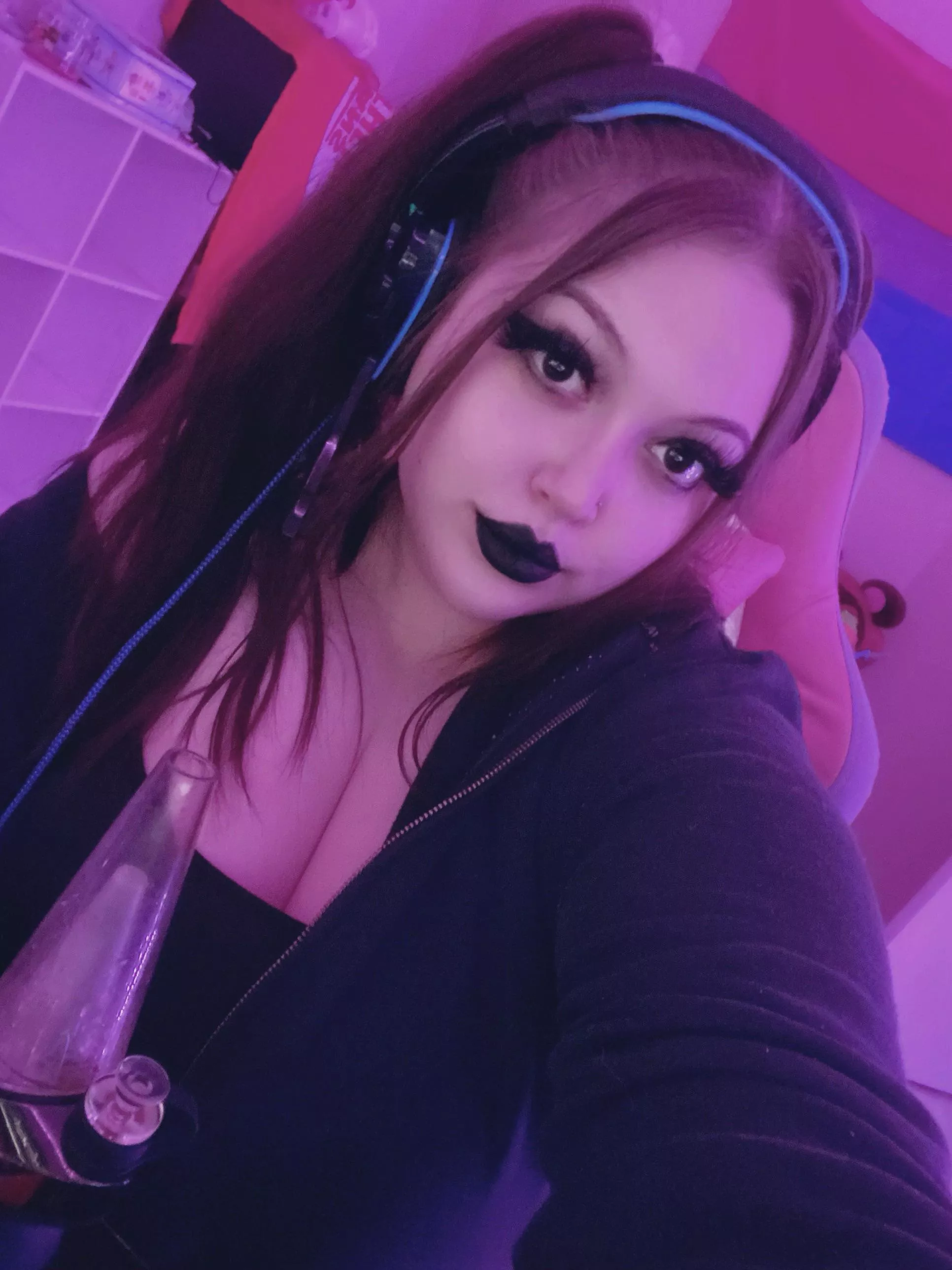 Goth, stoner, and egirl?🍃 posted by soloqq420ttv