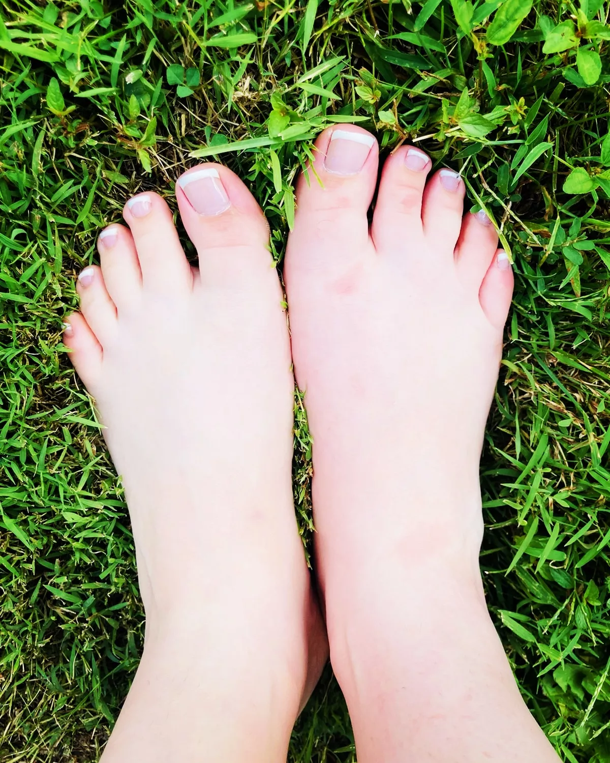 Grass between my Toes. posted by PiedeAmore21