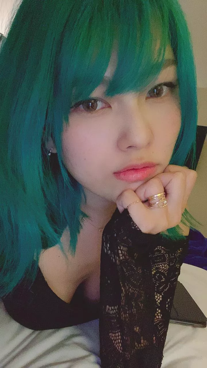 Green hair girl posted by Maika_kobayashi