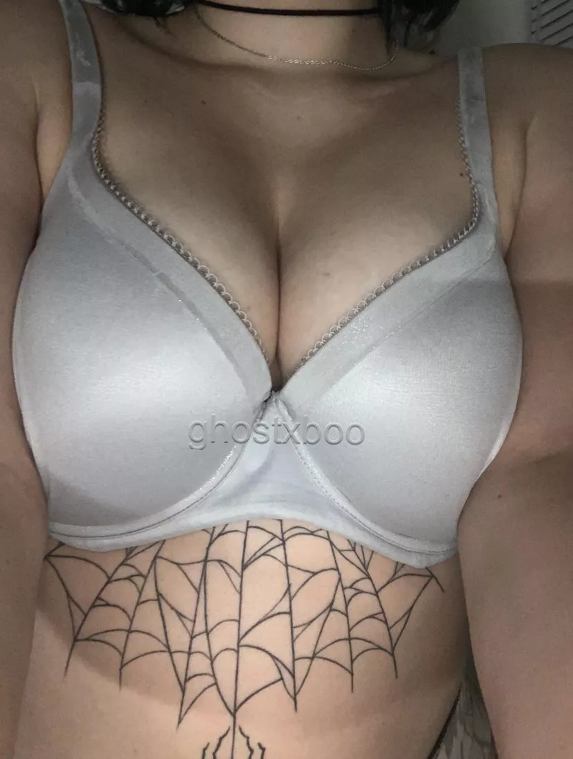 Guess my bra size and i’ll give you a free dick rating on OF! Link below! Good luck!!💋💋💋😙😙😙 posted by ghostyboo21