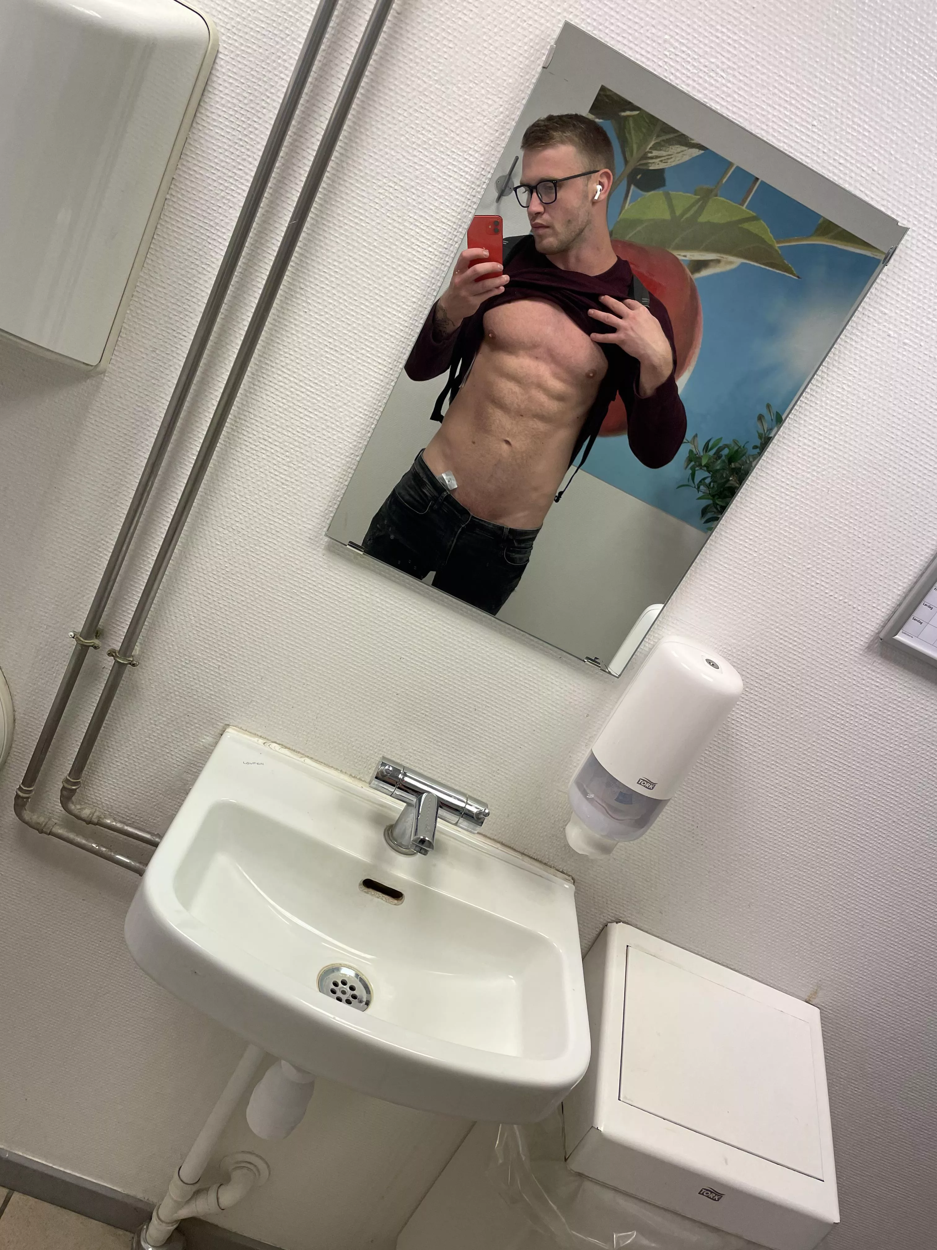 Gym bathroom selfie [M] posted by Samsung128952