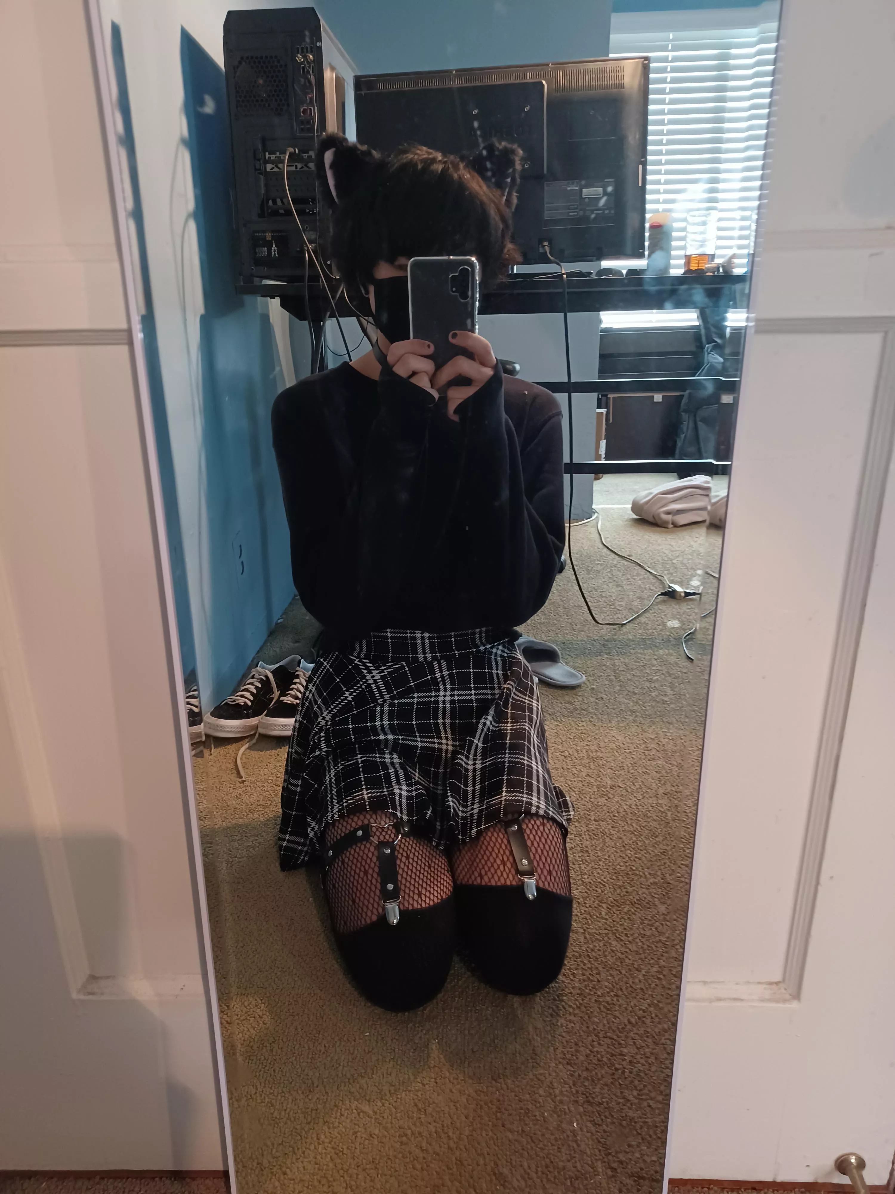 hai hai second post here (*/ω＼) new skirt and fishnets (^人^)♡ happy femboy friday (´,,•ω•,,)♡ posted by hydrogenboost