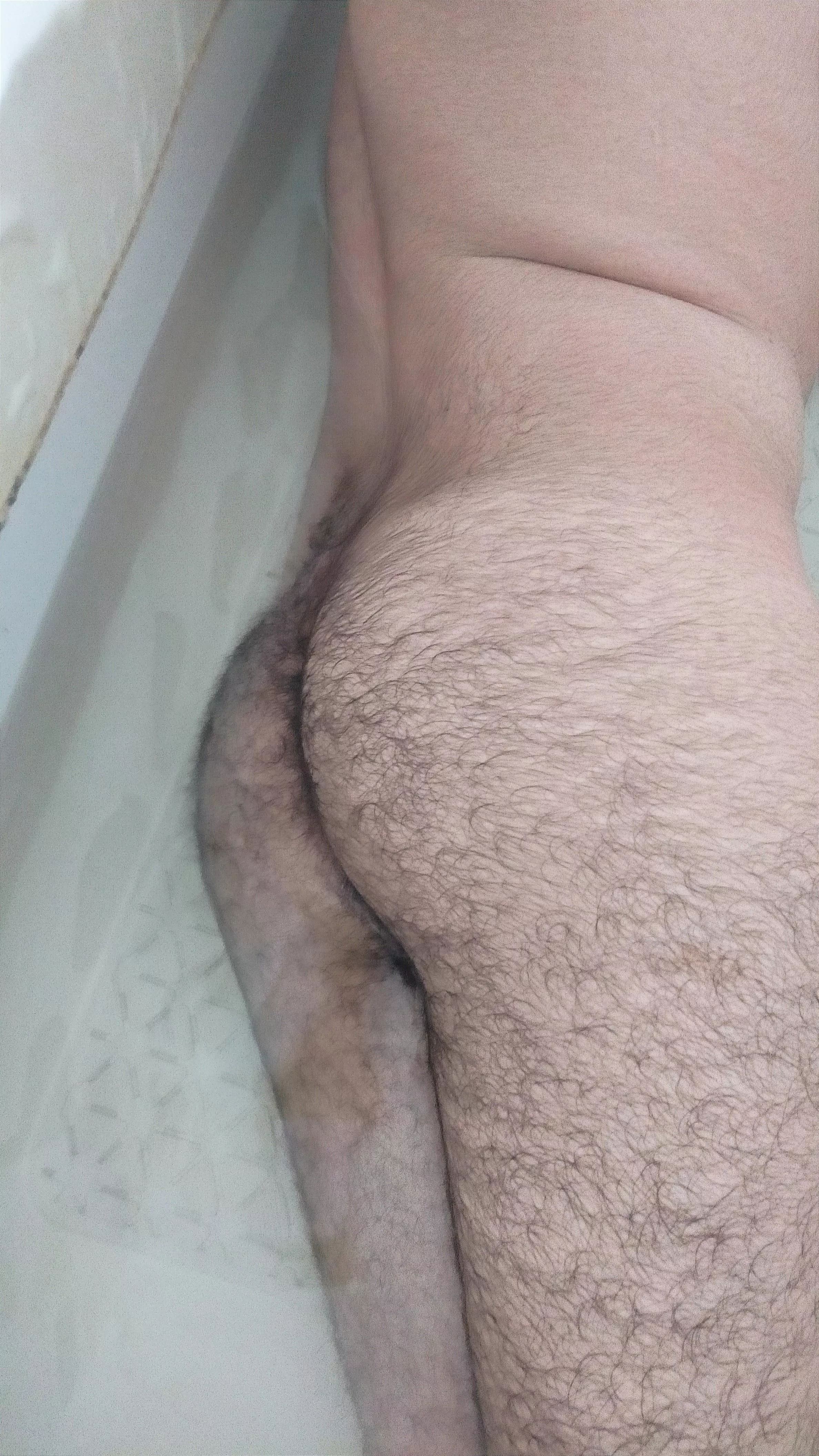 Hairy ass soaked in the bath 😘 posted by BananaLover1234