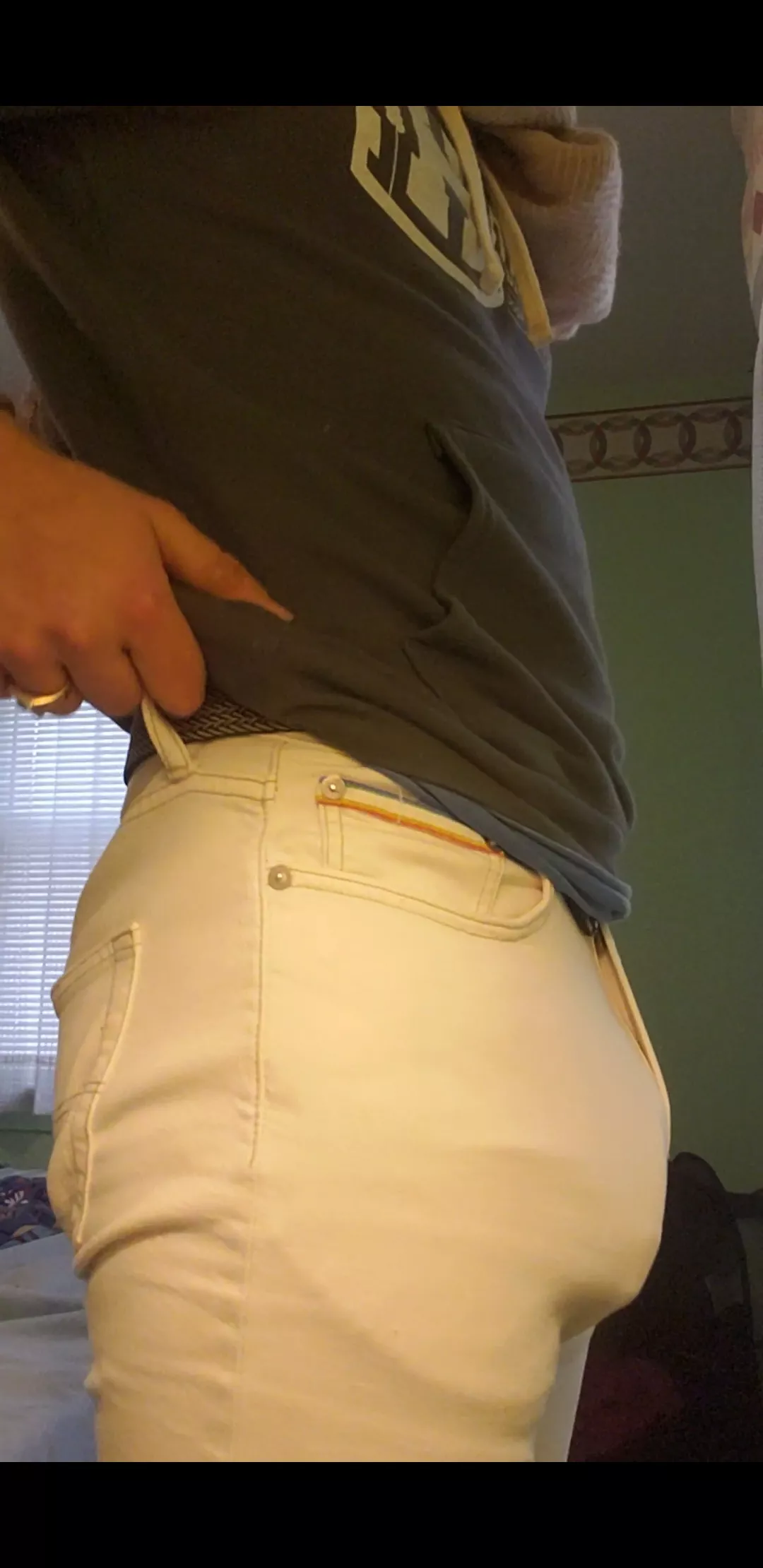 Half chub in white pants posted by CygnetSociety