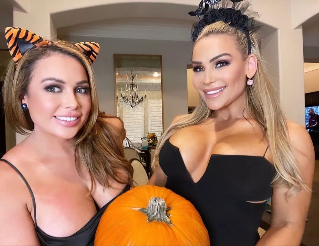 Halloween looks ðŸ”¥ for the Hart sisters posted by Nick3492