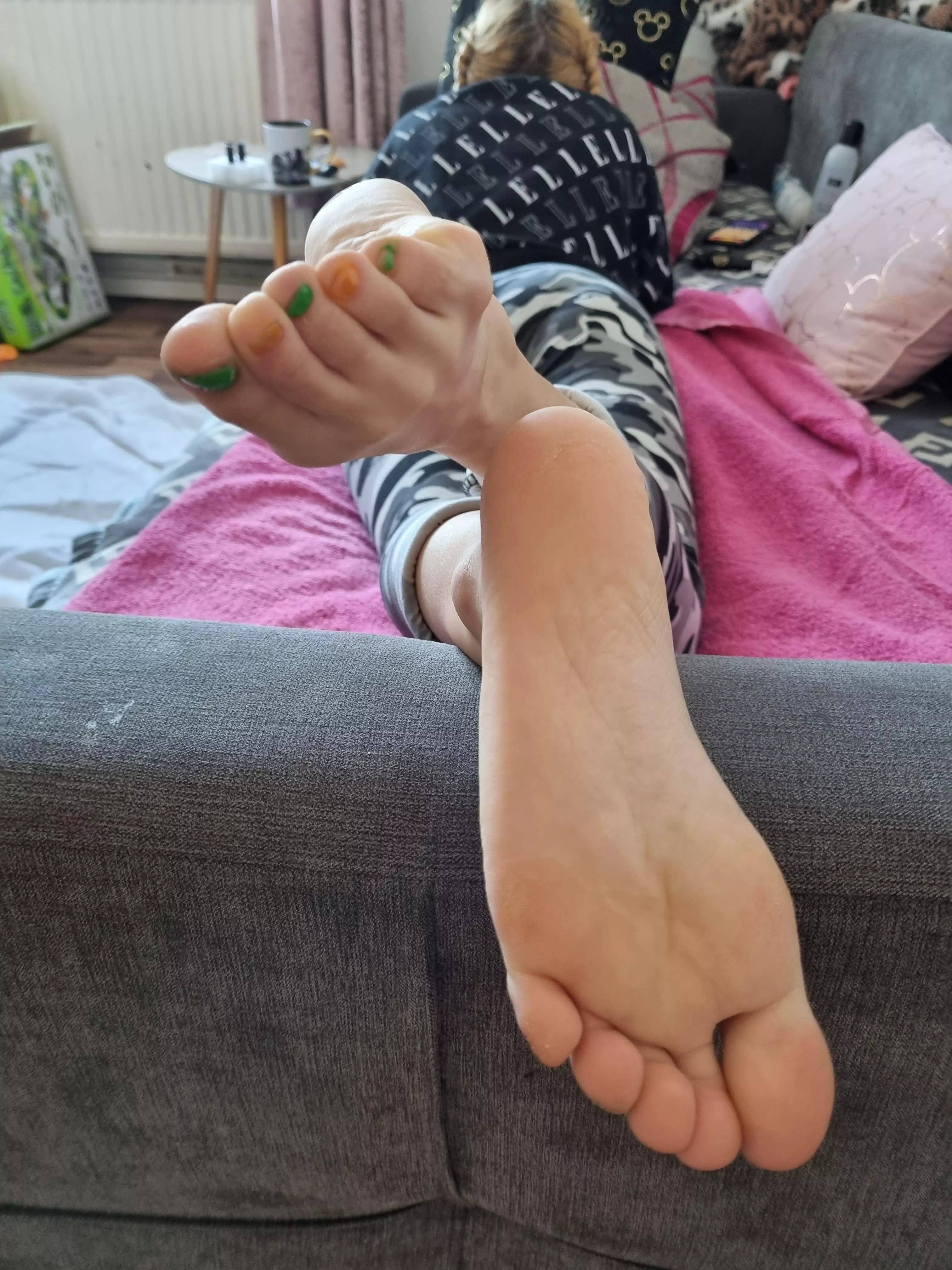 Halloween toes 🎃 and soles 🥰 posted by Fearless-Magician-52