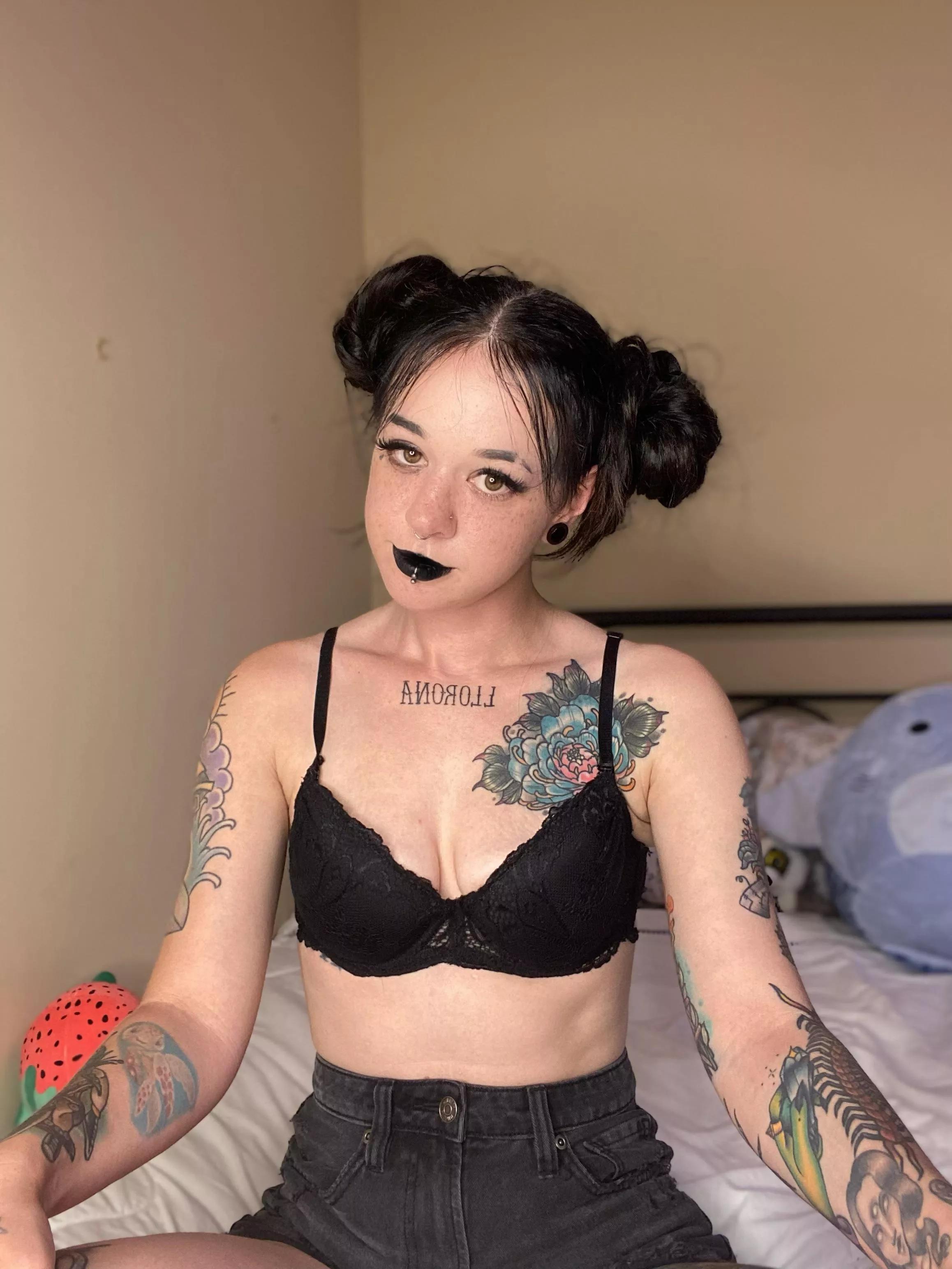 handful goth gf posted by lizard_em