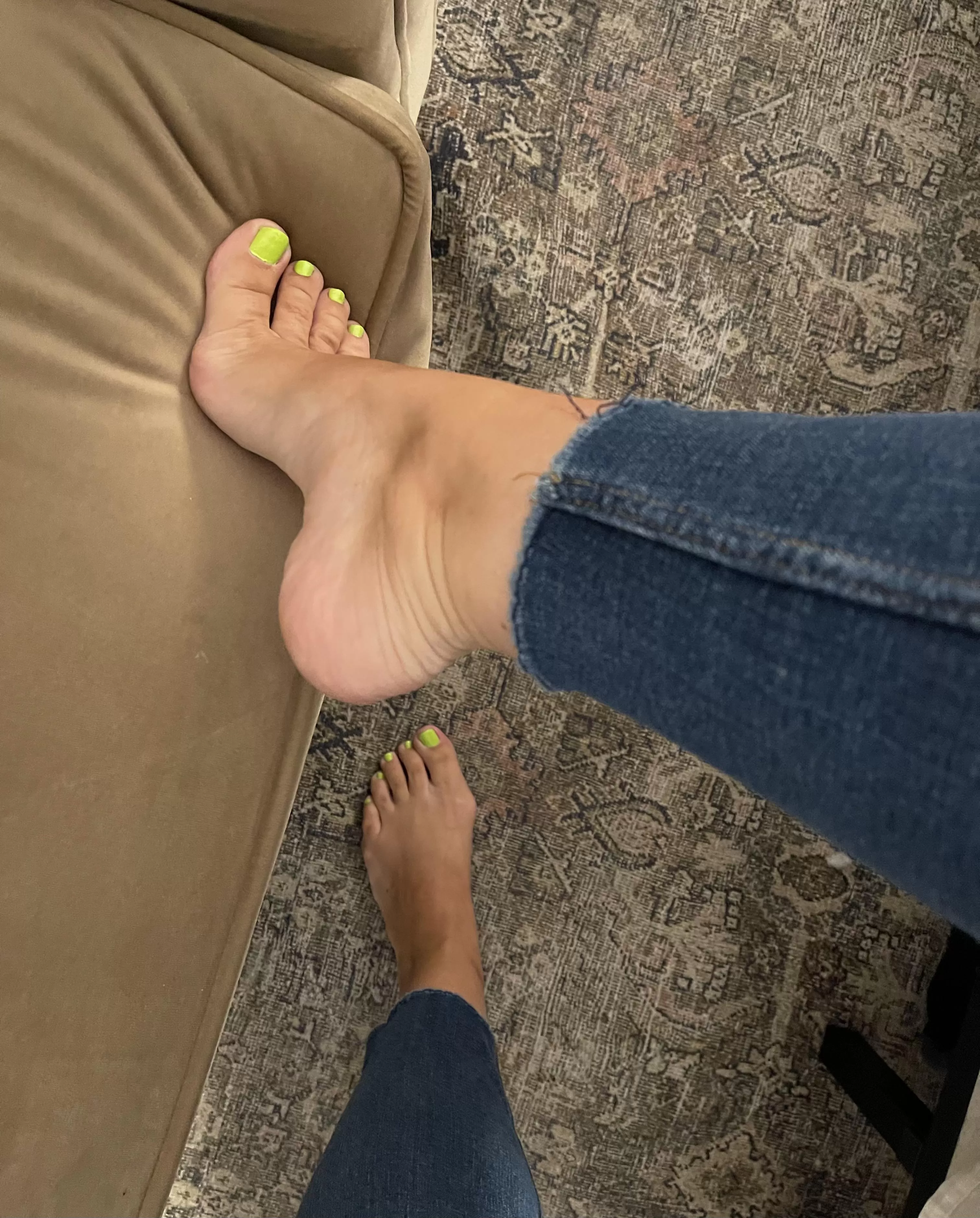 Happy Friday. I want you to jerk your cock to my feet this weekend! DM me to chat about it. posted by Sexy_feetandtoes13