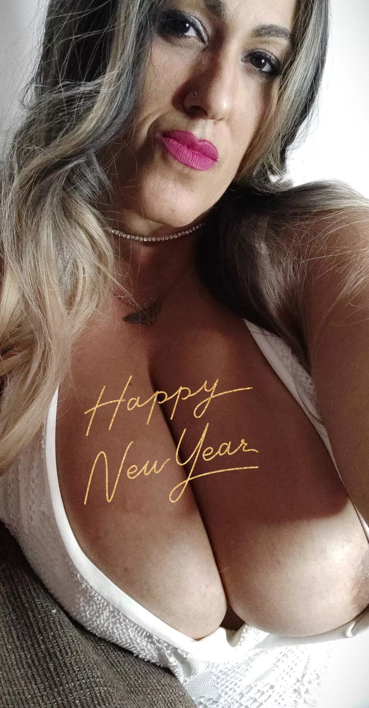 Happy new year babe! 🥂👅💋🔥🥵💦 Im so alone hbu? posted by MeninaVeneno75