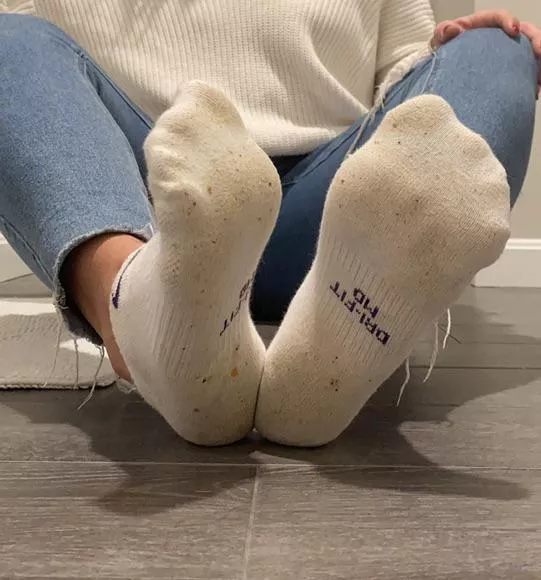 Happy new year from me and my sweaty socks 😘 posted by Realistic-Olive-9974