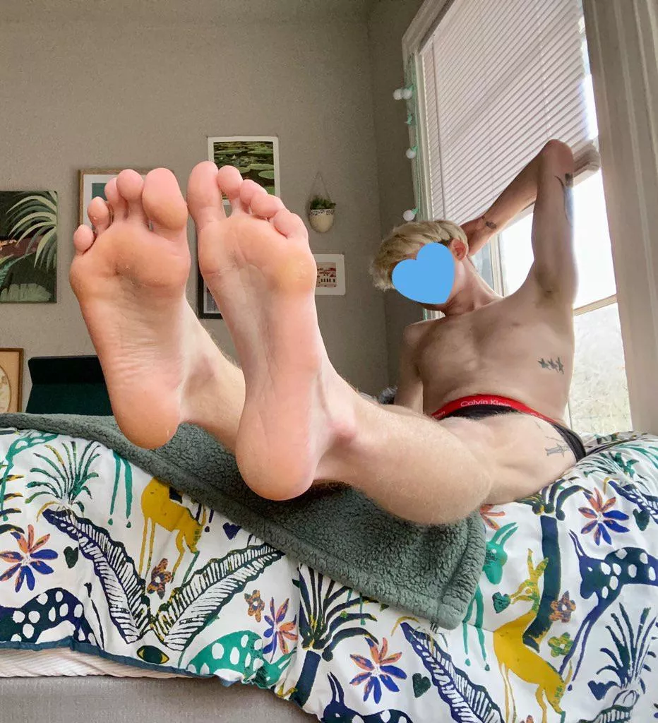 HAPPY NEW YEARS! I’m so glad I became a part of this community and got to share my feet with you pervs this year😏 Looking forward to 2022! posted by BlondeBoyFoot